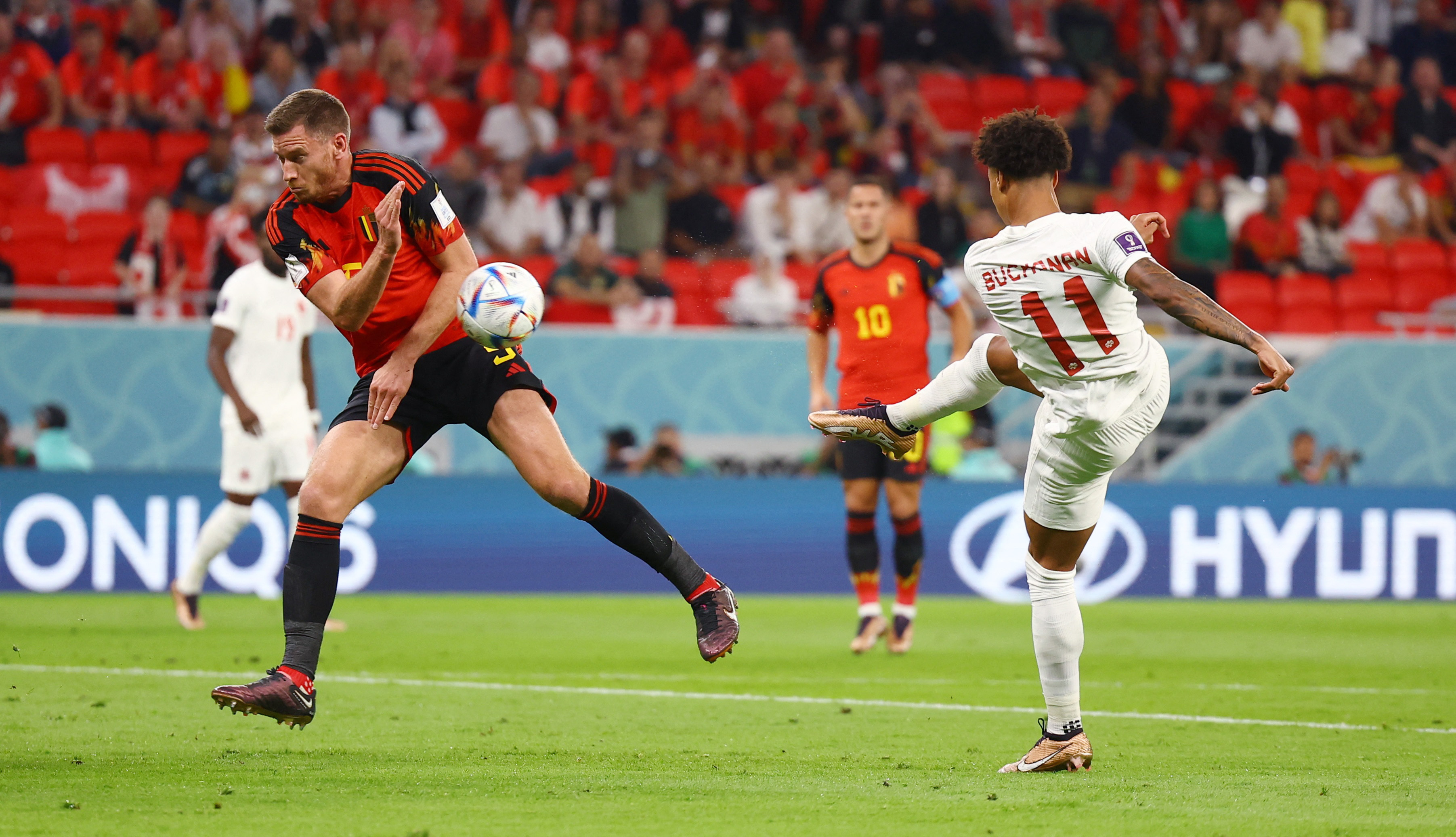 La mano de Yannick Carrasco que terminó en penal para Canadá (REUTERS/Kai Pfaffenbach)