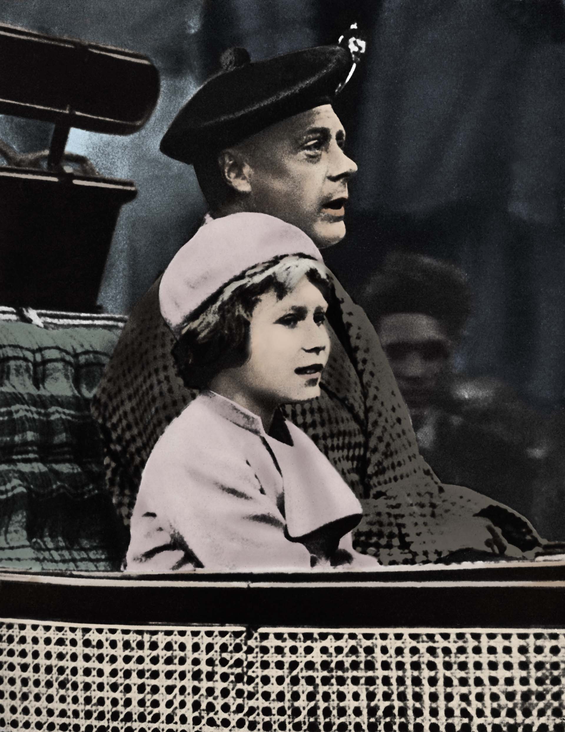 Isabel junto a su tío el rey Eduardo VIII, quien antepuso su amor por la celebridad estadounidense, Wallis Simpson, y abdicó a favor de su hermano cuando los primeros ministros del Reino Unido no le permitieron casarse con su amada por estar doblemente divorciada. Así, Isabel se convirtió en la hija del rey Jorge VI y quedó en el segundo puesto de la línea de sucesión al trono