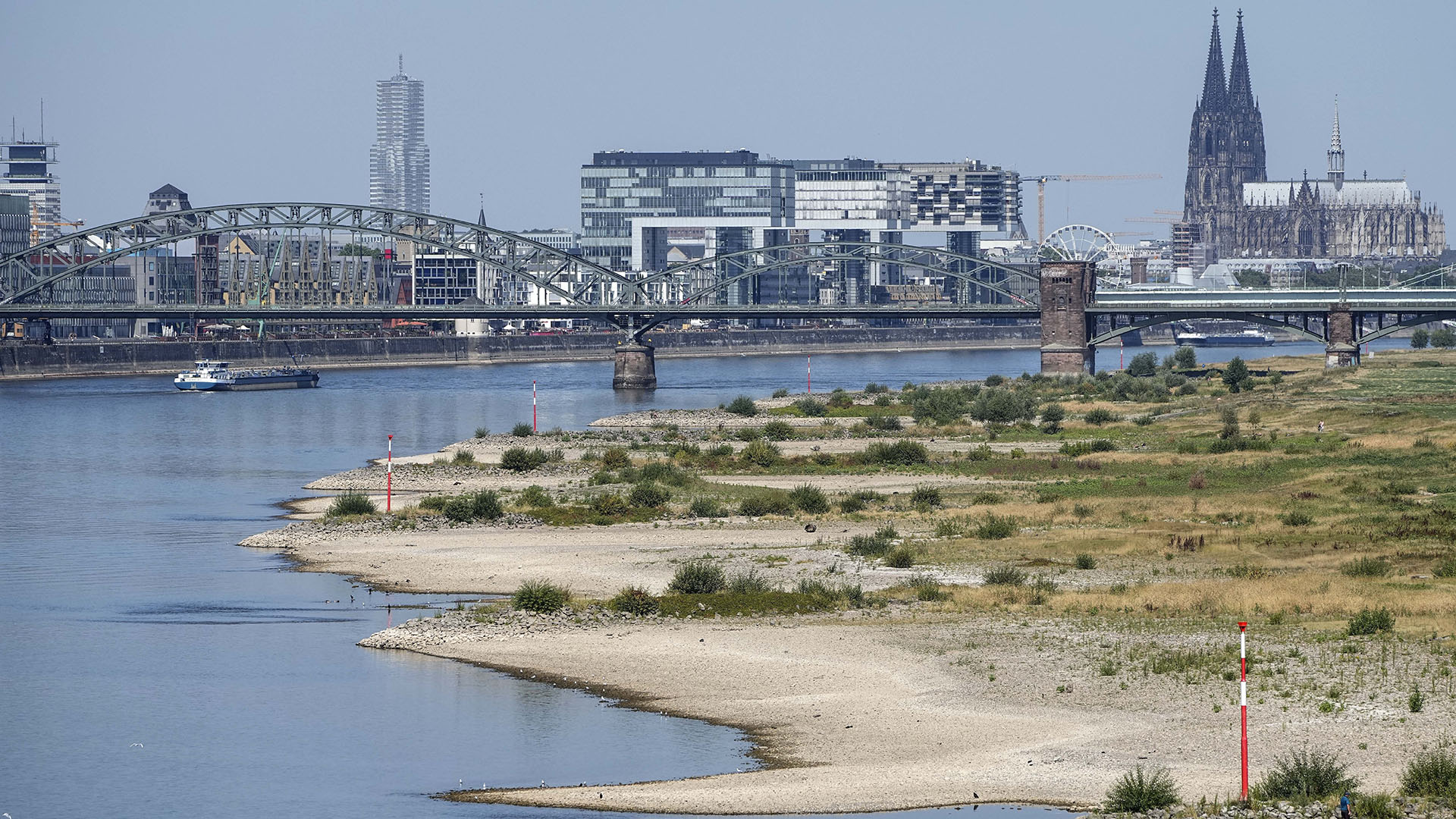 Embarcaciones transitan por el río Rin que registra bajos niveles de agua en Colonia (AP Foto/Martin Meissner)