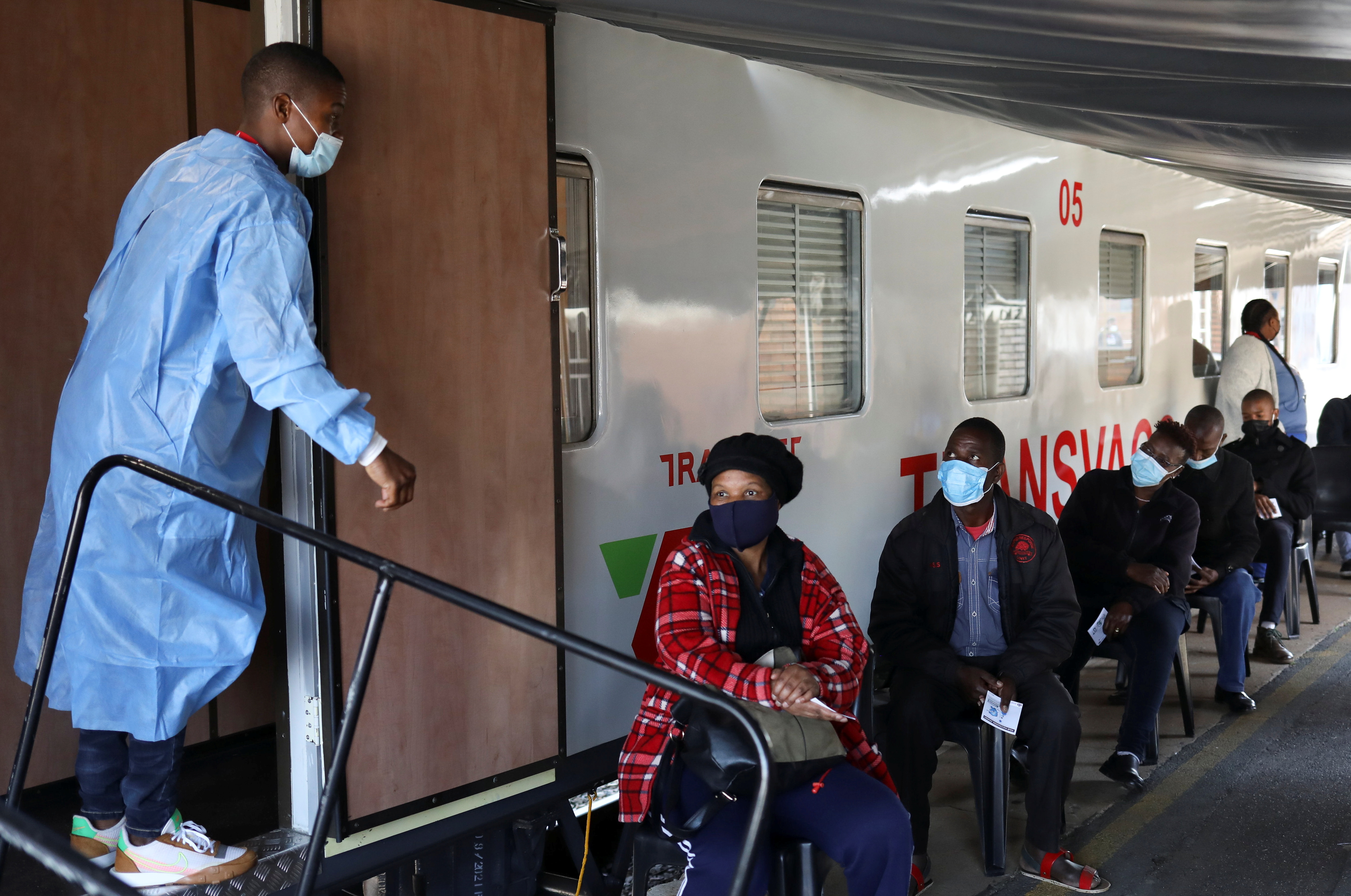 Personas esperan para vacunarse en Sudarfrica (REUTERS/Siphiwe Sibeko)