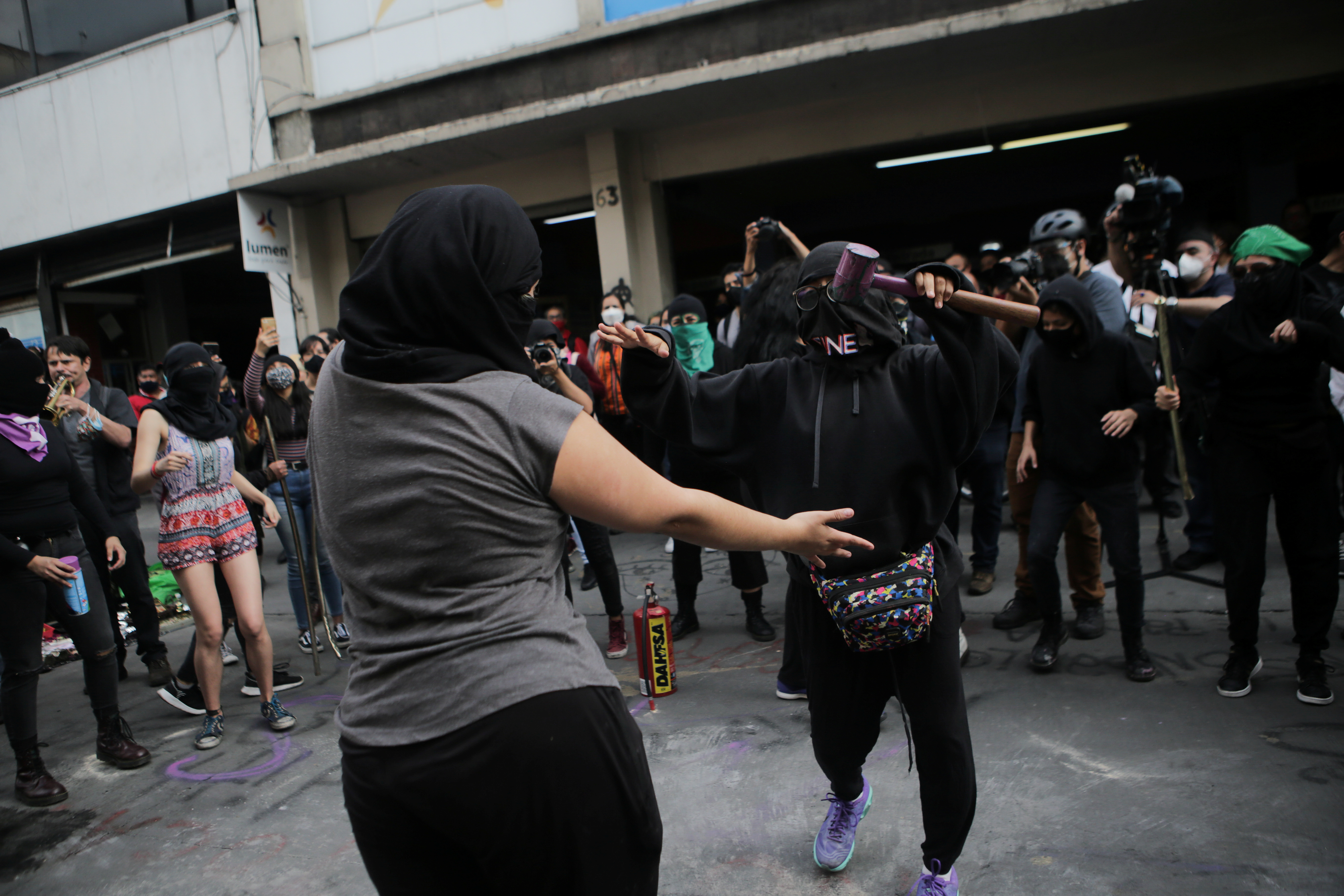 Integrantes de un colectivo feminista bailan en la calle frente a las instalaciones del edificio de la Comisión Nacional de Derechos Humanos, en apoyo a víctimas de violencia de género, en la Ciudad de México, México 11 de septiembre de 2020. Fotografía tomada el 11 de septiembre de 2020.