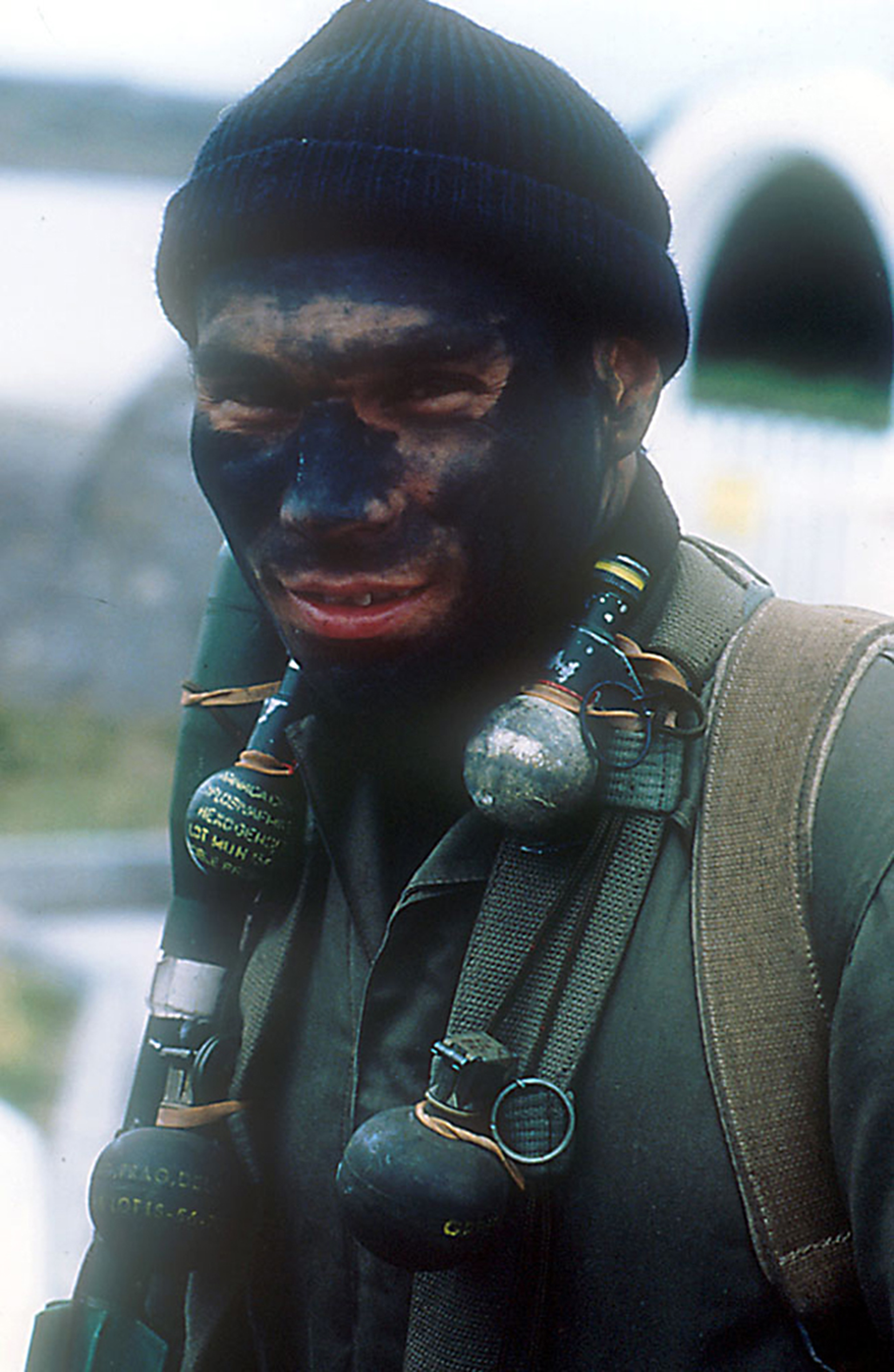 Otra de las imágenes más recordadas del 2 de abril de 1982: el comando anfibio Horacio Nuñez (Rafael Wollmann)