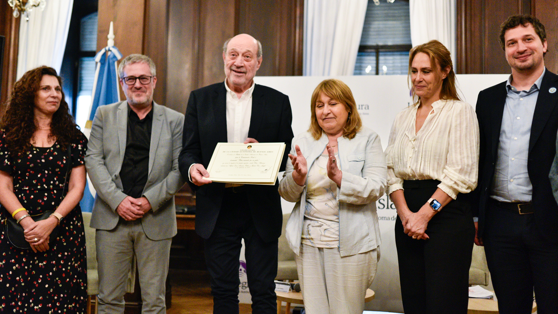 Accidente en General Paz: el SAME aéreo aterrizó para asistir a dos personas que cayeron de una moto