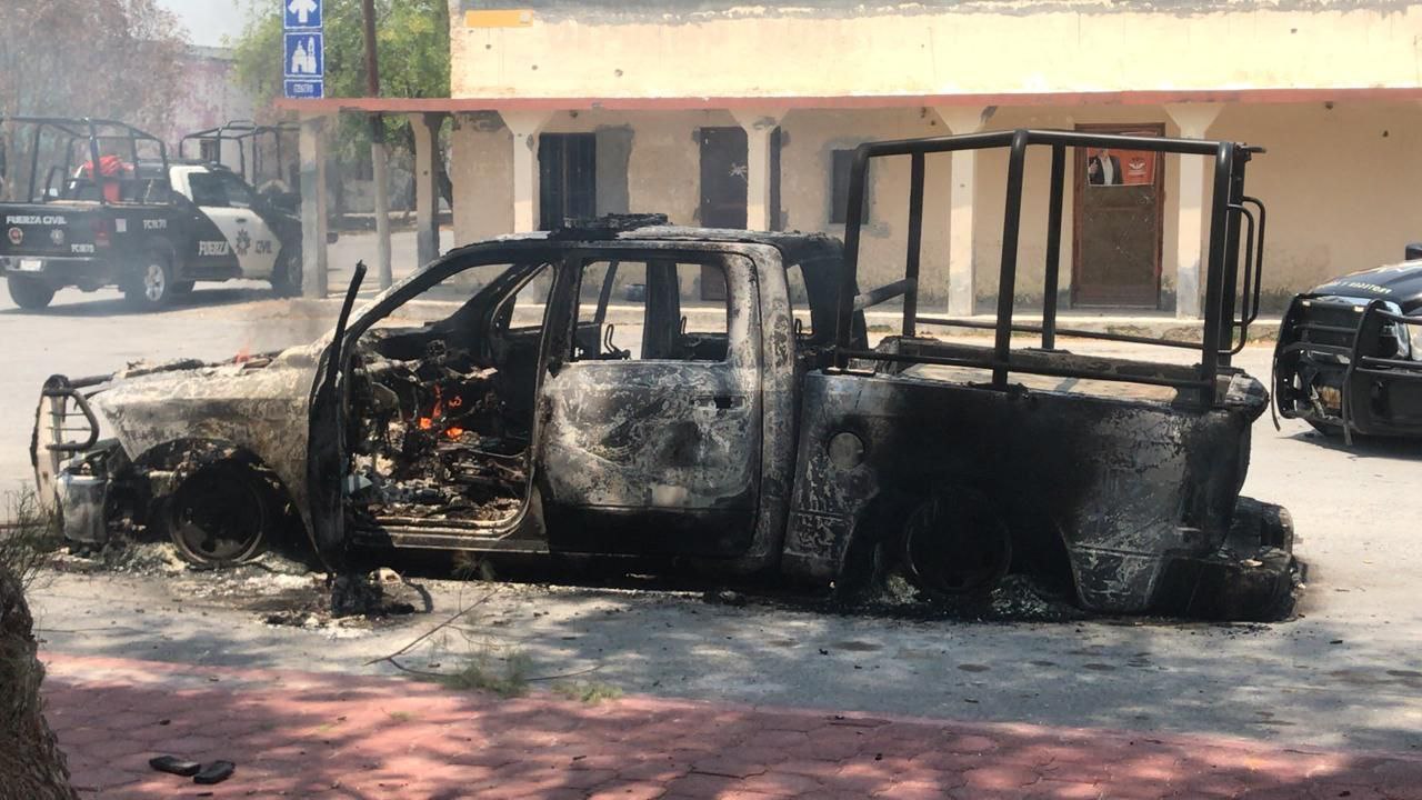 Imágenes del ataque, ocurrido entre la calle Emiliano Carranza y el cruce con la calle Hidalgo, muestran que una patrulla fue completamente incendiada (Foto: Twitter/@marychuyglez)