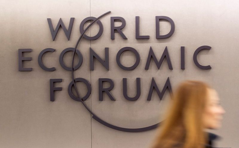 Una mujer camina junto al logotipo del Foro Económico Mundial (FEM) 2023 en el Centro de Congresos de Davos en la estación alpina de Davos, Suiza (REUTERS/Arnd Wiegmann)