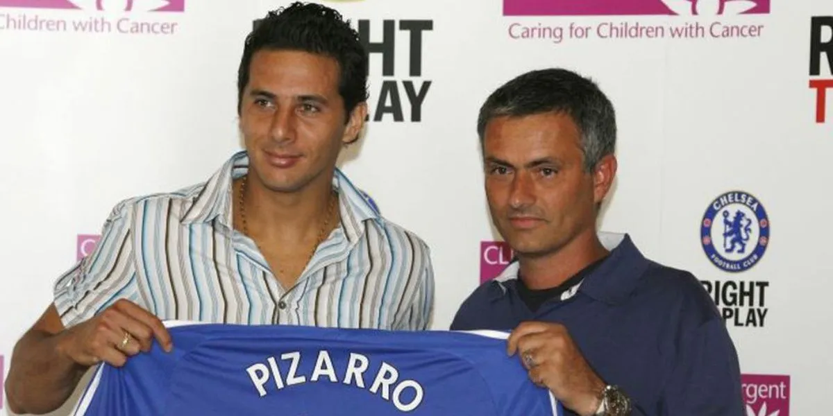 Claudio Pizarro and José Mourinho at their presentation in Chelsea.