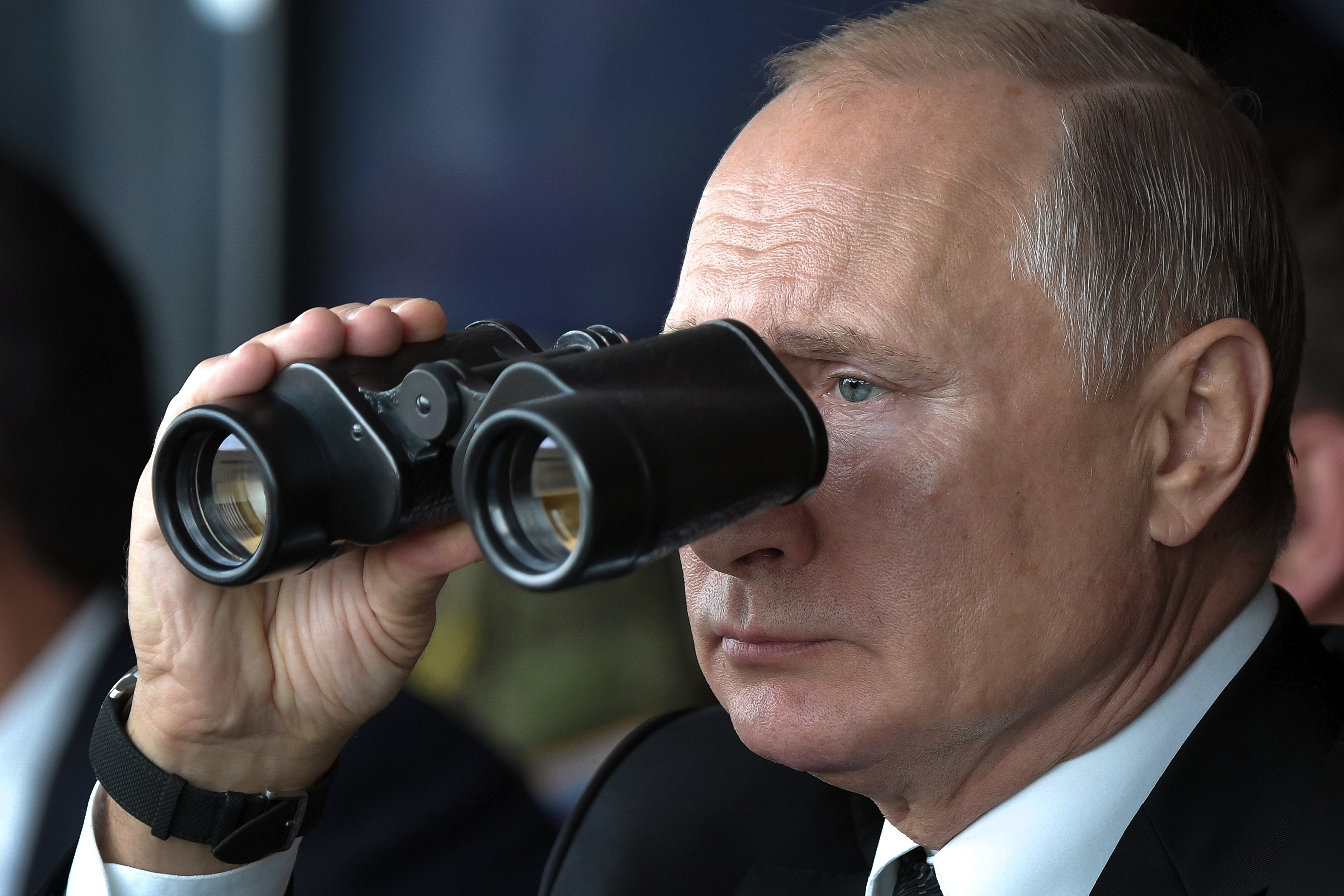 Archivo - El presidente ruso, Vladimir Putin, usa unos binoculares para ver unos ejercicios militares  (Alexei Nikolsky, Sputnik, Foto de Pool del Kremlin vía AP)