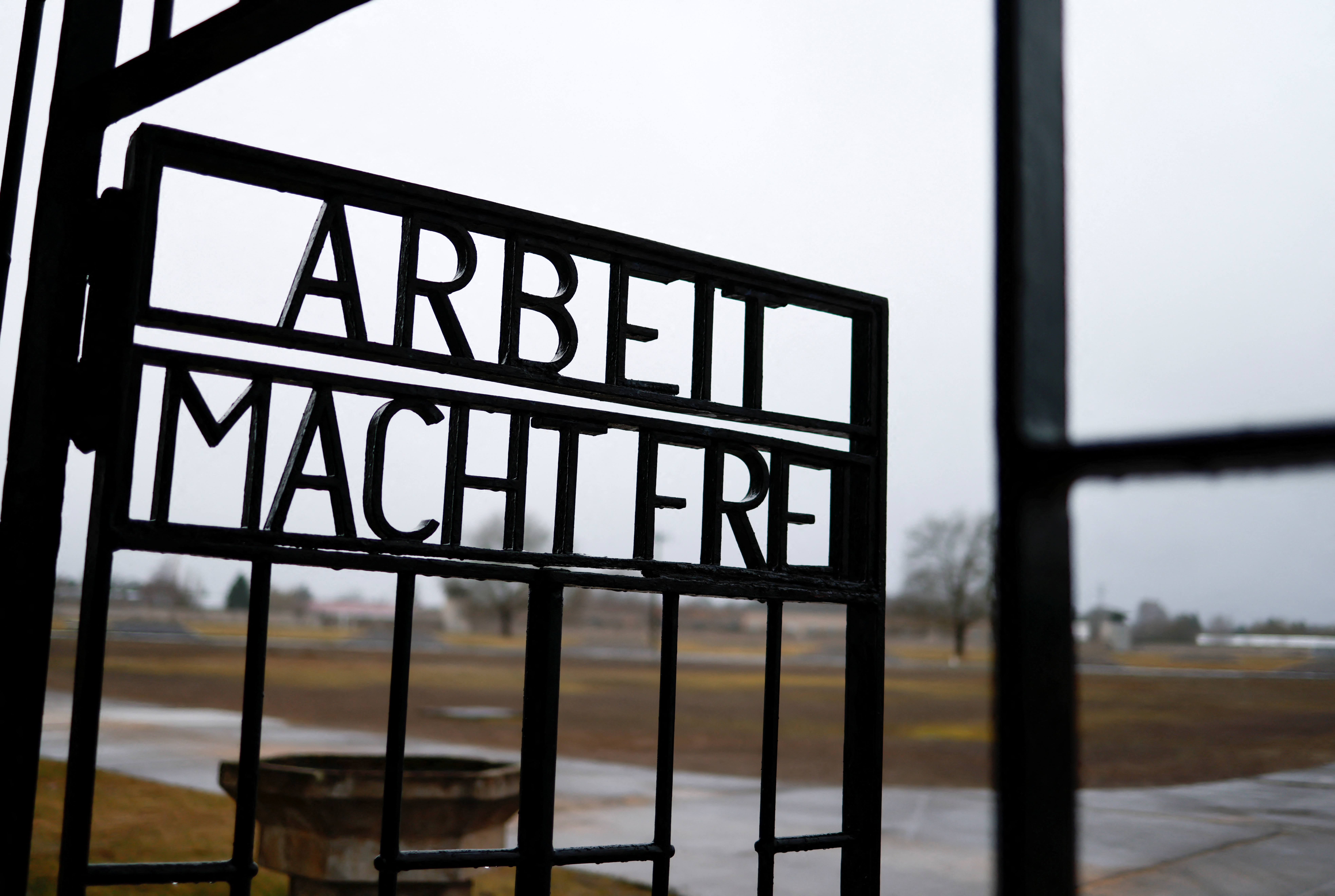 Una vista de la puerta que dice "el trabajo te libera" en el antiguo campo de concentración nazi de Sachsenhausen en Oranienburg, Alemania, el 26 de enero de 2022. REUTERS/Hannibal Hanschke