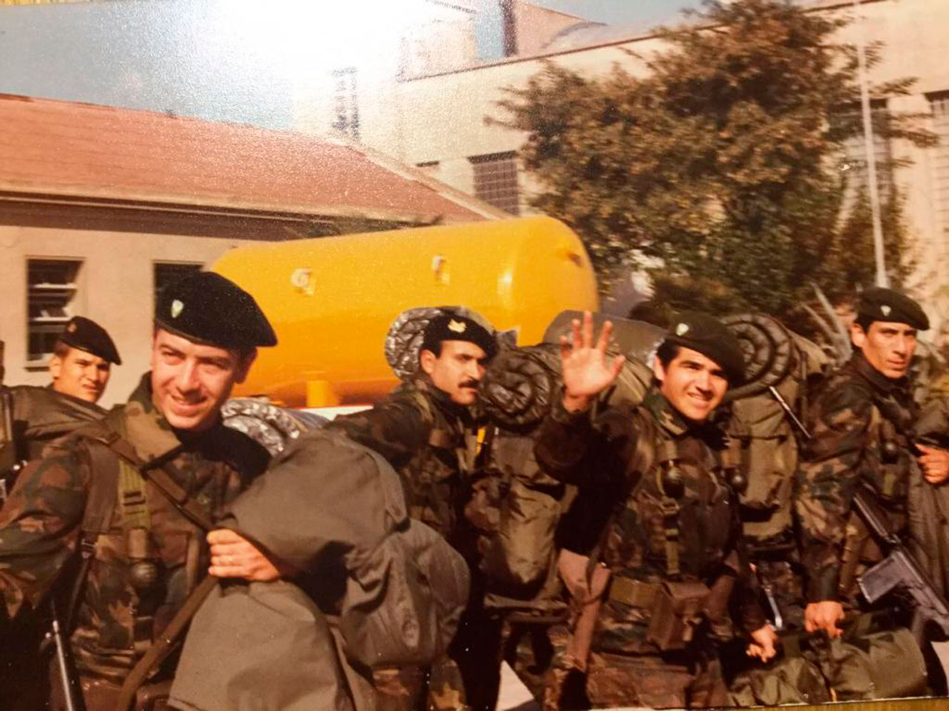 Horacio Puchi Lauria (en primer plano) junto al grupo de comandos