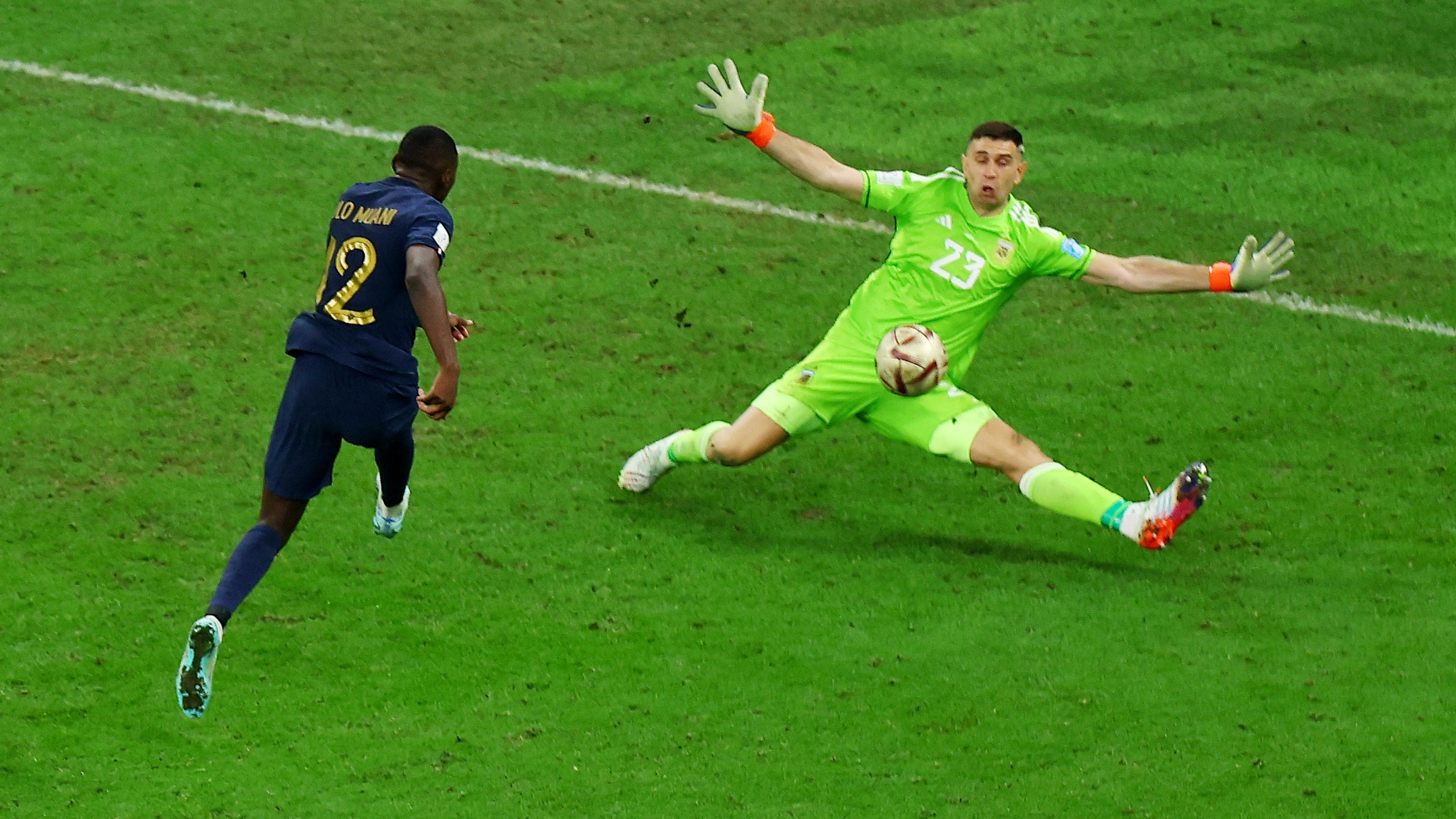 La tapada de nuestras vidas: el Dibu evita el gol que convertía a Francia en campeón del mundo. REUTERS/Molly Darlington