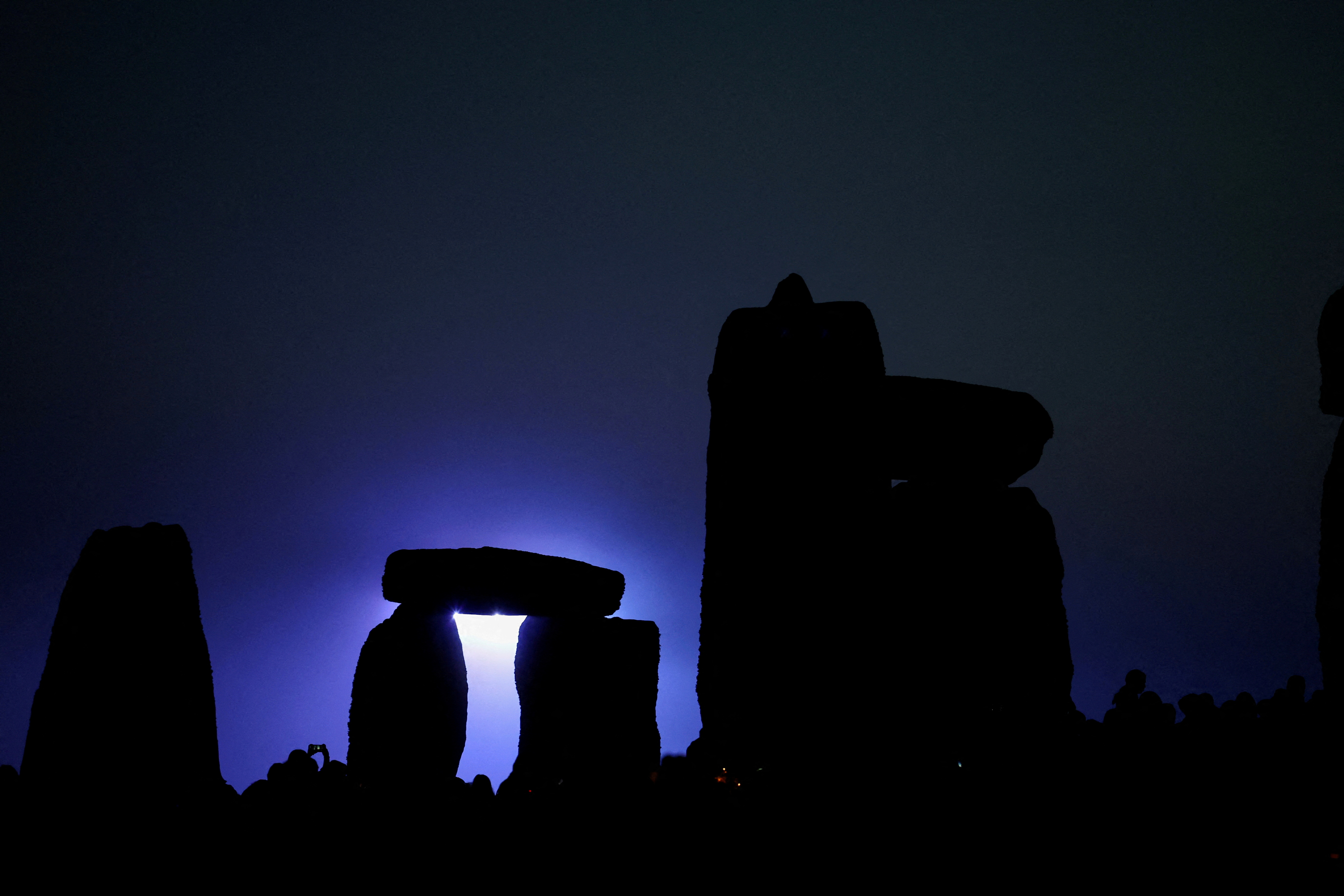 El amanecer comienza a aparecer en las ruinas de Stonehenge.
