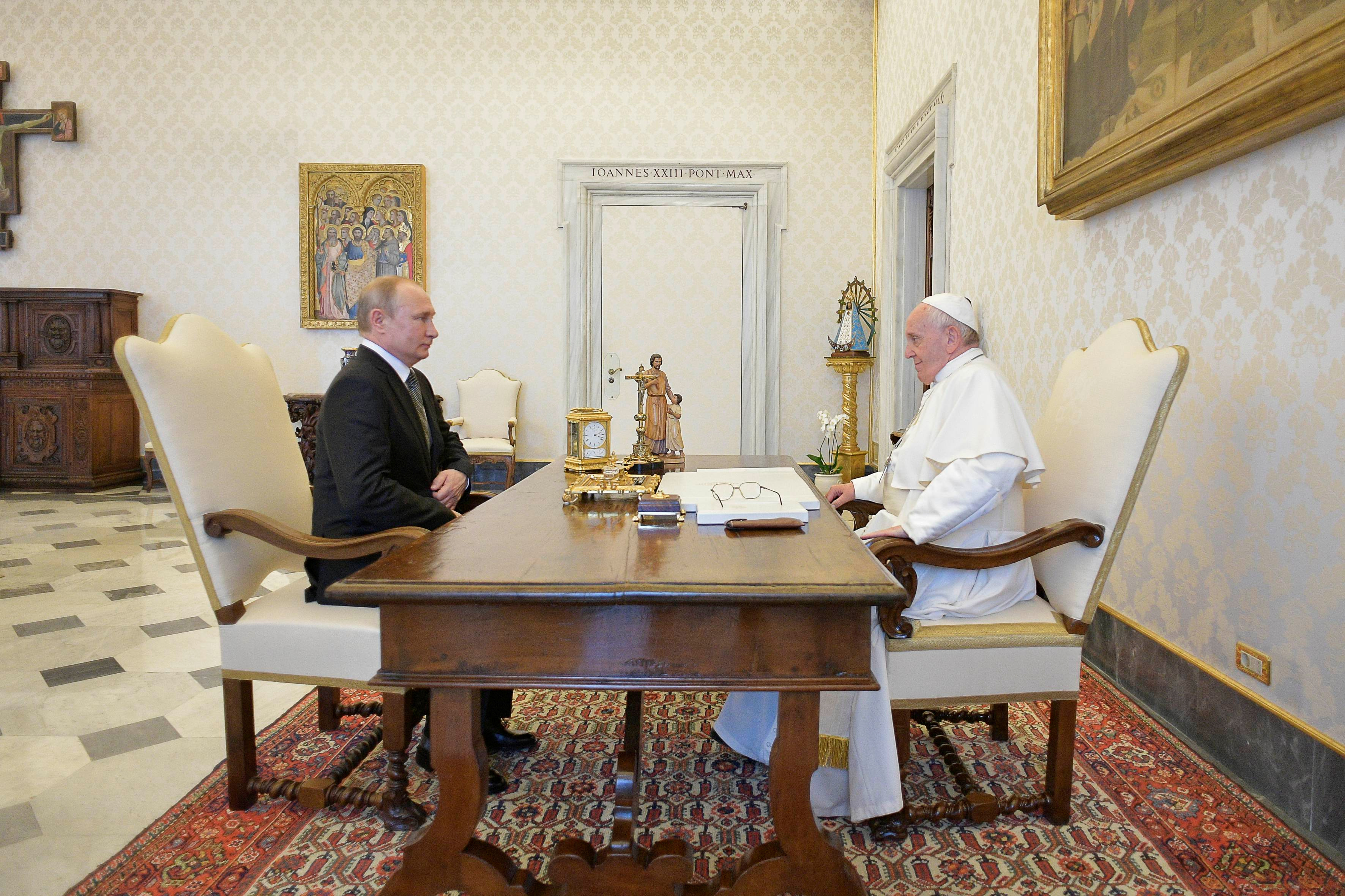 FOTO DE ARCHIVO: El jefe de estado ruso Vladimir Putin -acusado de cometer crímenes de guerra durante su invasión a Ucrania- se reúne con el Papa Francisco en el Vaticano el 4 de julio de 2019 (Reuters)