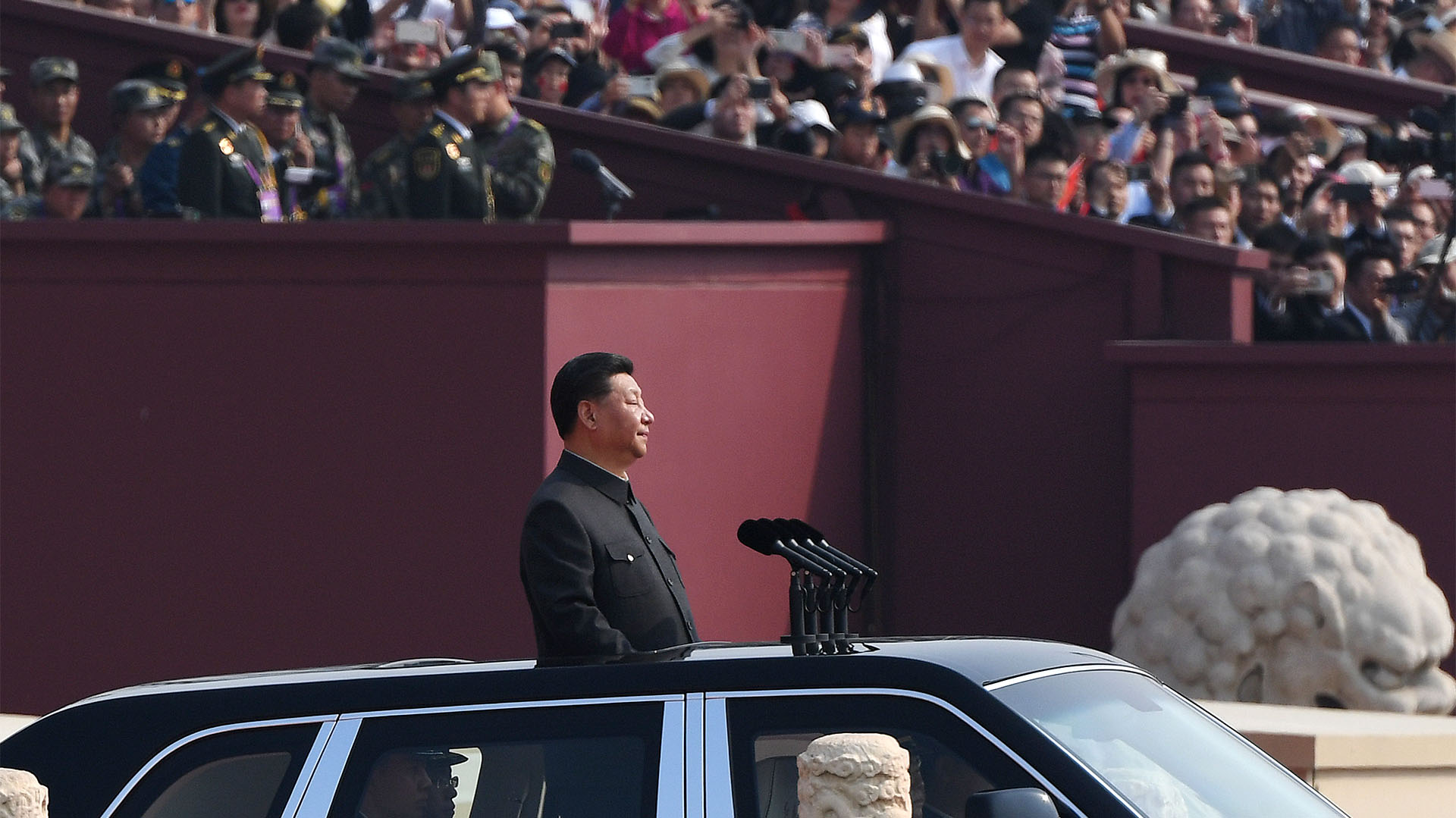 El presidente chino, Xi Jinping, comienza a pasar revista a las tropas desde un coche durante un desfile militar en la plaza de Tiananmen, en Pekín, el 1 de octubre de 2019, para conmemorar el 70º aniversario de la fundación de la República Popular China (AFP)