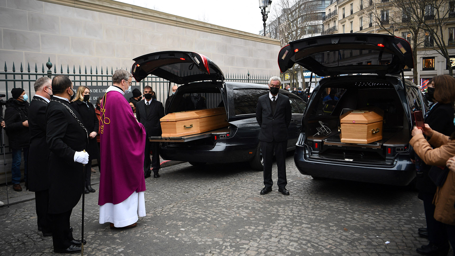 Los asistentes se reúnen junto a los féretros durante la ceremonia fúnebre de los hermanos gemelos Igor y Grichka Bogdanoff, en la iglesia de la Madeleine de París, el 10 de enero de 2022. (Foto de Christophe ARCHAMBAULT / AFP)