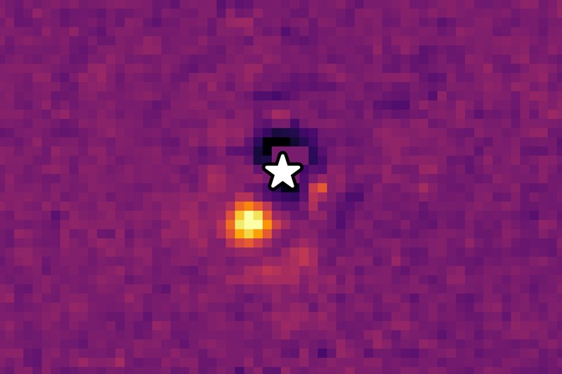 Hoewel de eerste afbeelding van een exoplaneet van de Webb-telescoop eruitziet als een gesplitste gloeilamp, demonstreert het in feite de infraroodkracht van het observatorium.  De ster wijst naar de exoplaneetster HIP 65426 b, die het rasterbeeld verduistert Aarynn Carter, ERS 1386-team
