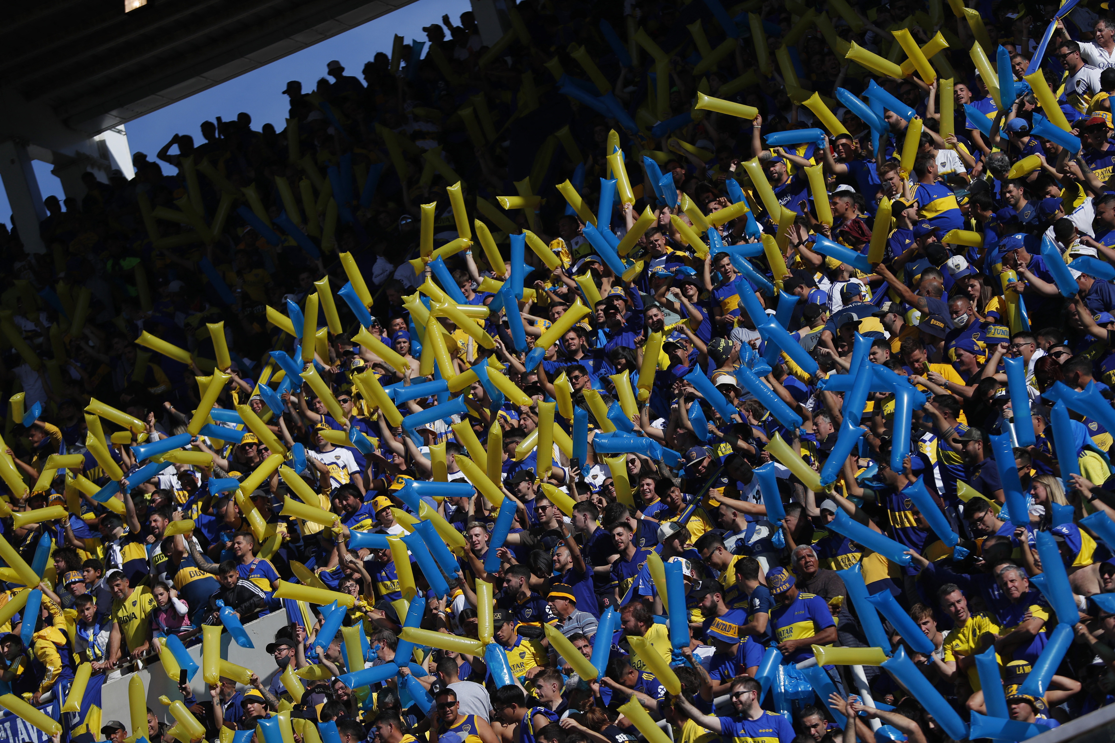 Los hinchas de Boca Juniors en las gradas cordobesas (REUTERS/Agustín Marcarian)