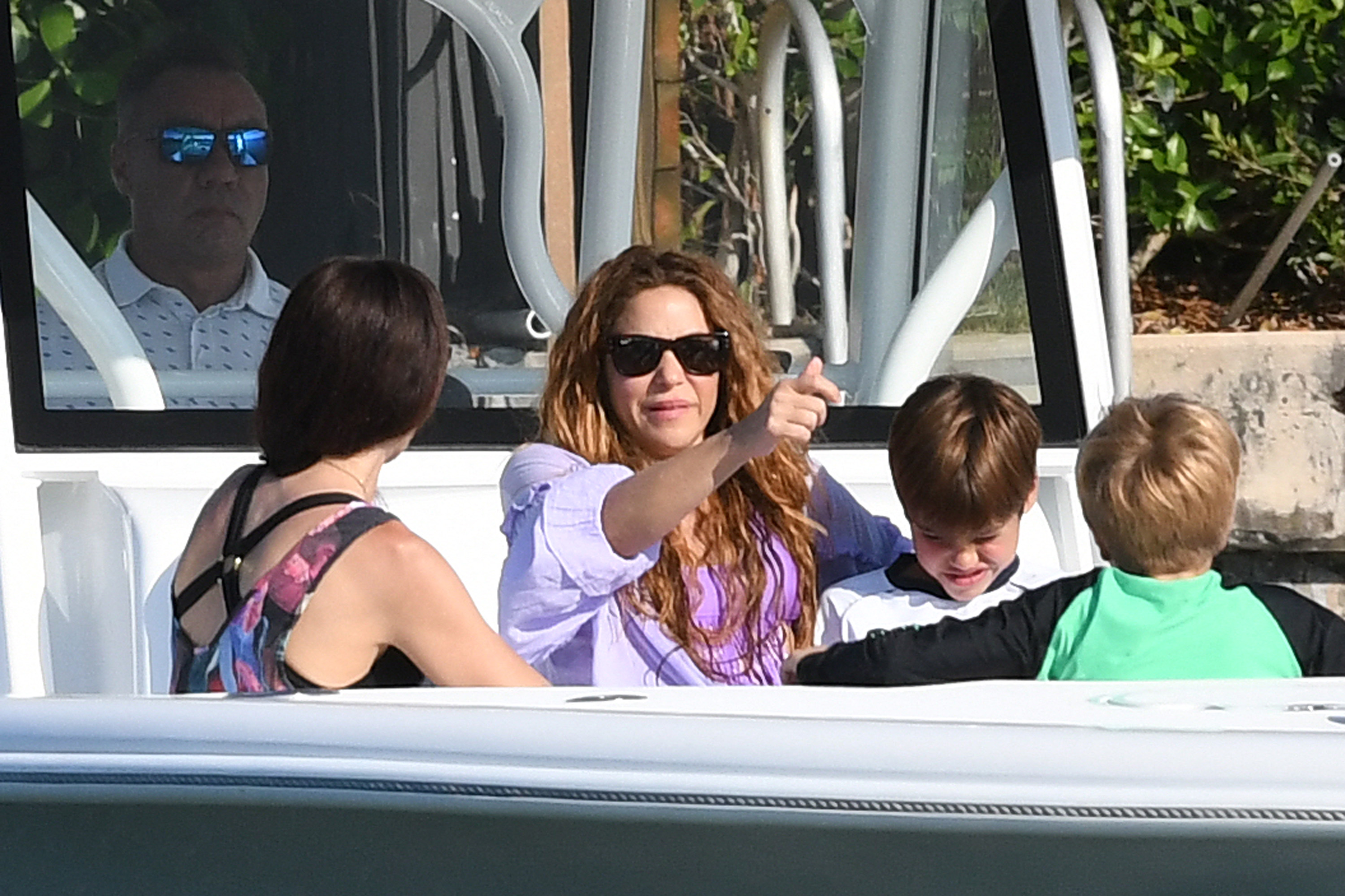 Shakira disfrutó de un paseo en yate junto a sus hijos, a pocos días de haberse instalado en Miami junto al piloto Lewis Hamilton. Photo © 2023 Mega/The Grosby Group