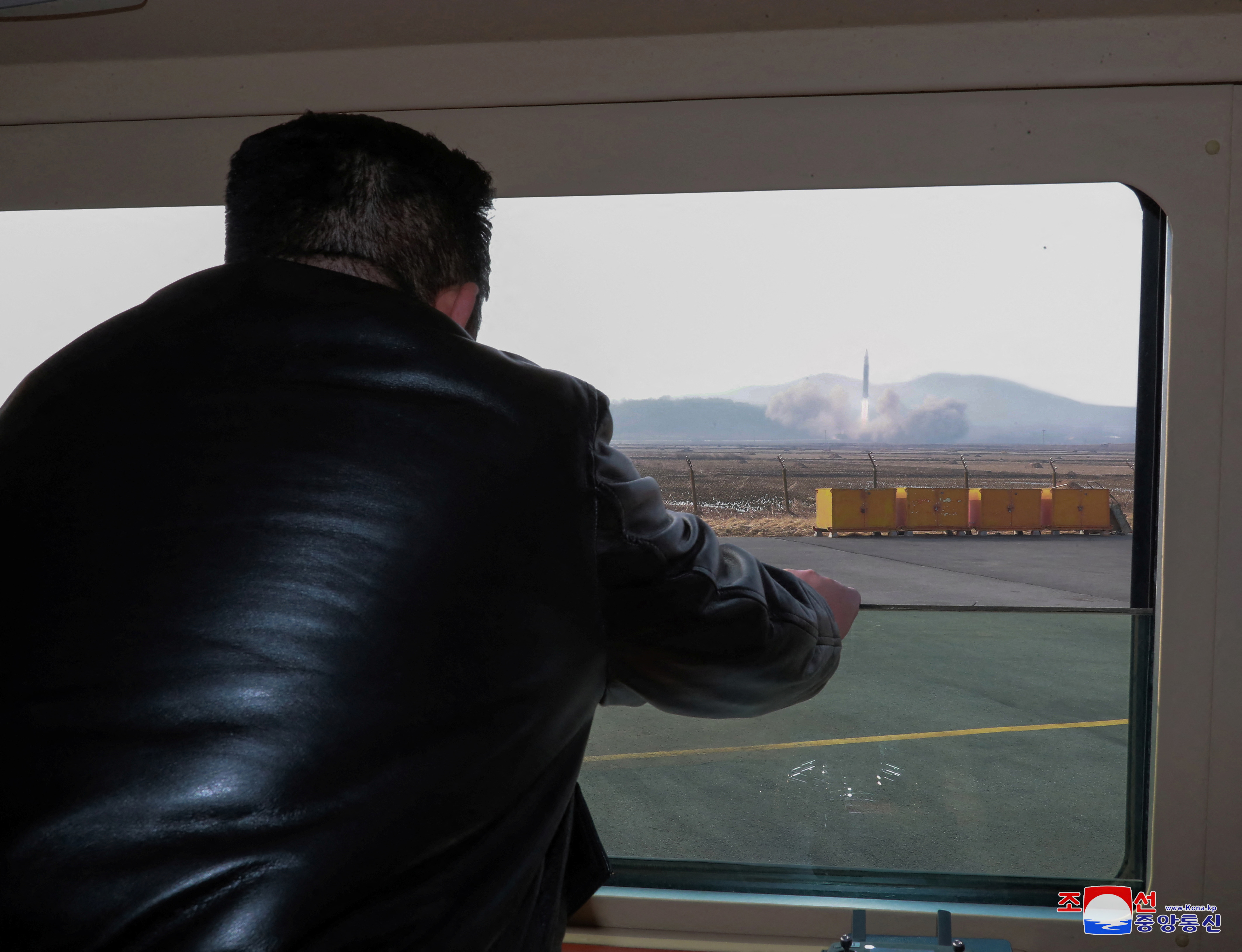 24 de marzo del 2022 Kim Jong Un ve la prueba de un nuevo tipo de misil balístico intercontinental (REUTERS)