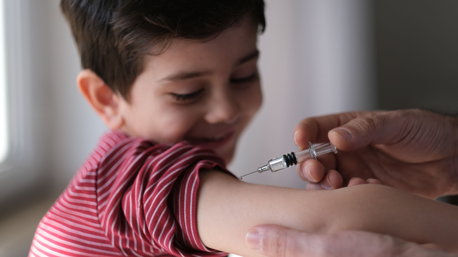 La vacunación con dosis de refuerzo hoy es clave para prevenir los cuadros graves por COVID y las secuelas (Getty Images)