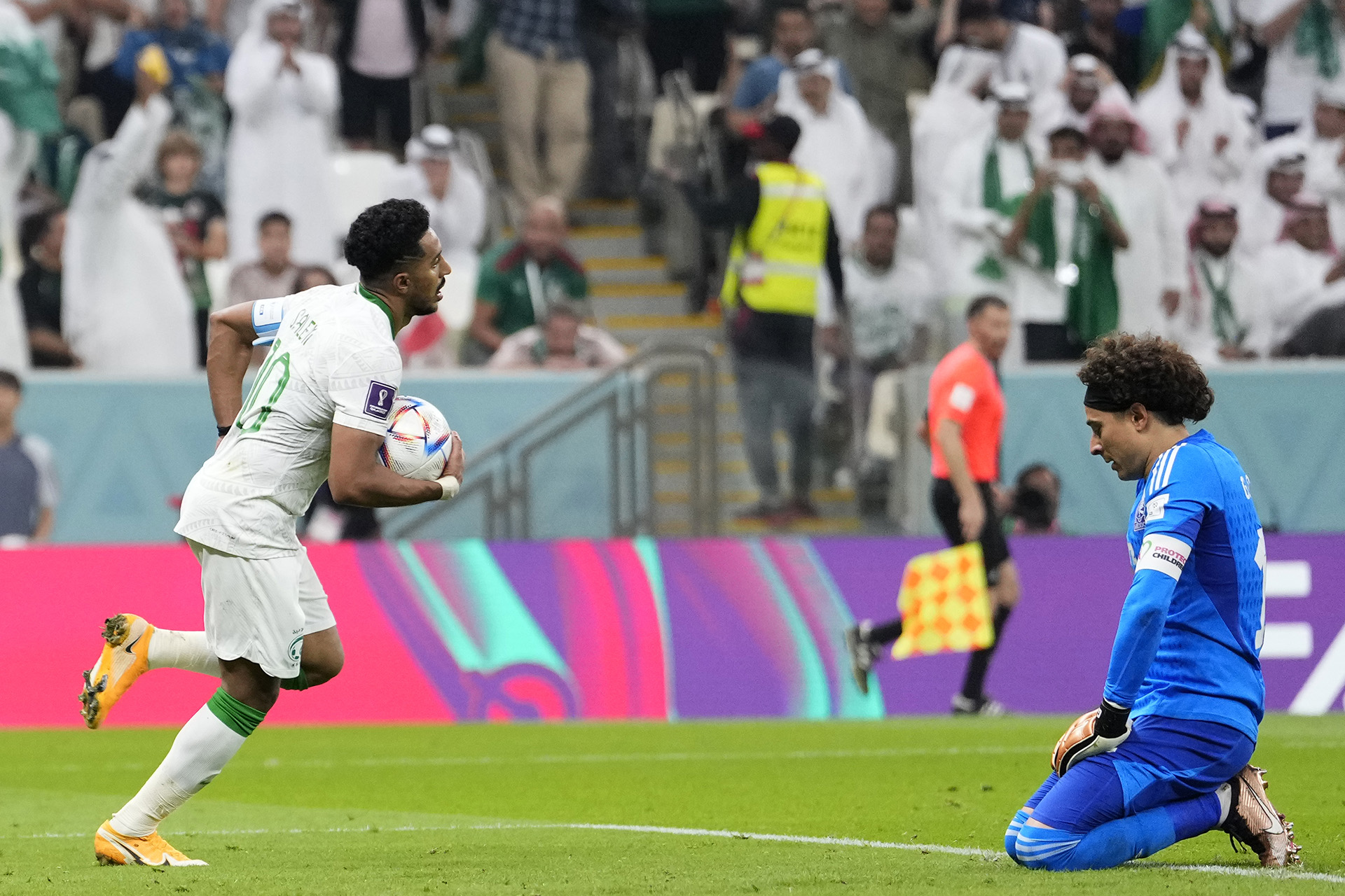 Memo Ochoa no pudo evitar el gol de Arabia y así se escapó la oportunidad de clasificar (AP Photo/Manu Fernandez)