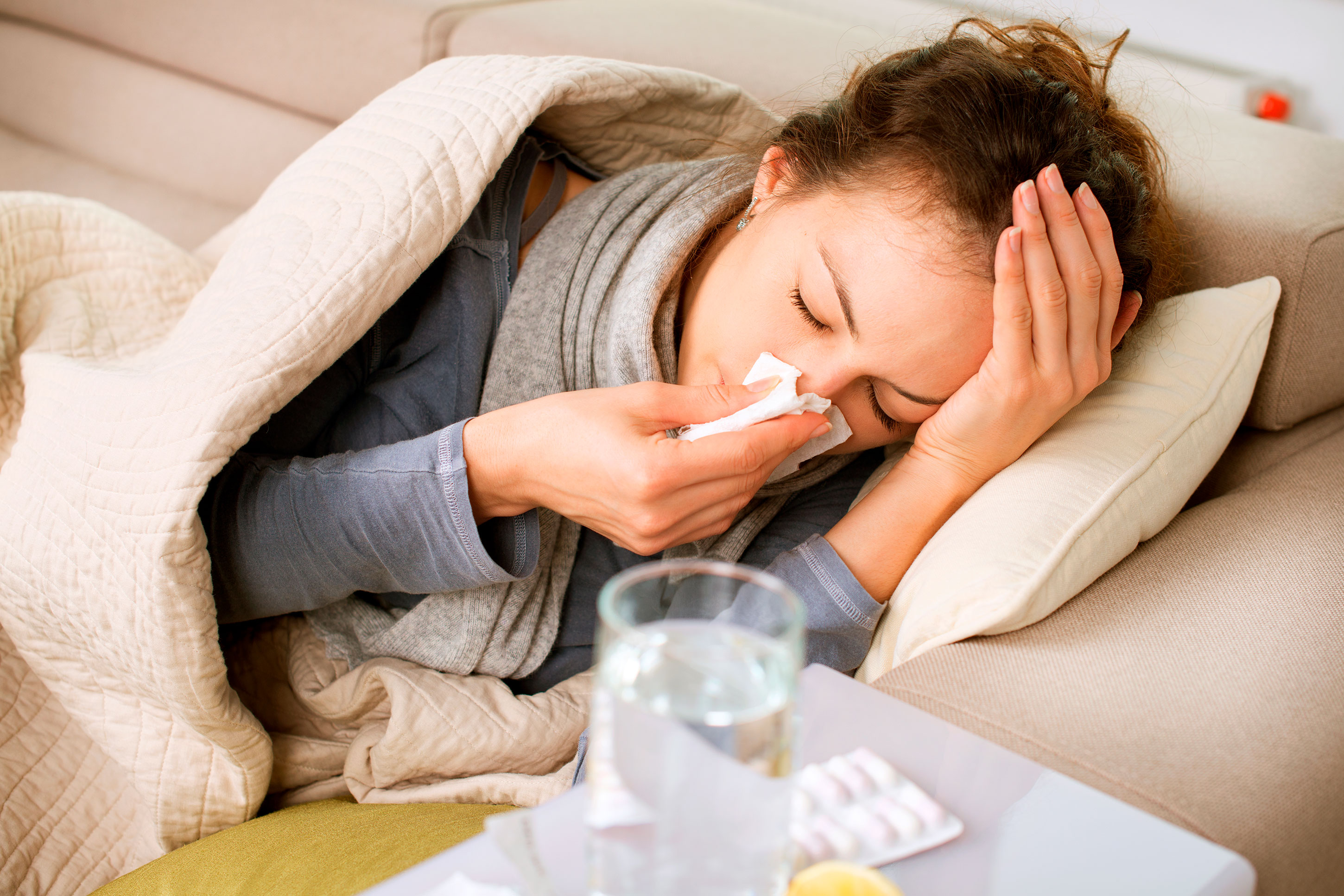 El rinovirus es el agente causal más frecuente, con más de 100 serotipos que causan resfrío (Shutterstock)