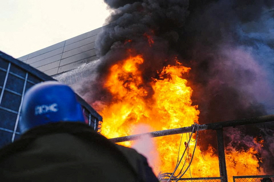 Los bomberos trabajan para apagar un incendio en una planta de energía térmica dañada por un ataque con misiles rusos en Kiev, el pasado 18 de noviembre (Servicio Estatal de Emergencia de Ucrania/REUTERS/foto de archivo)