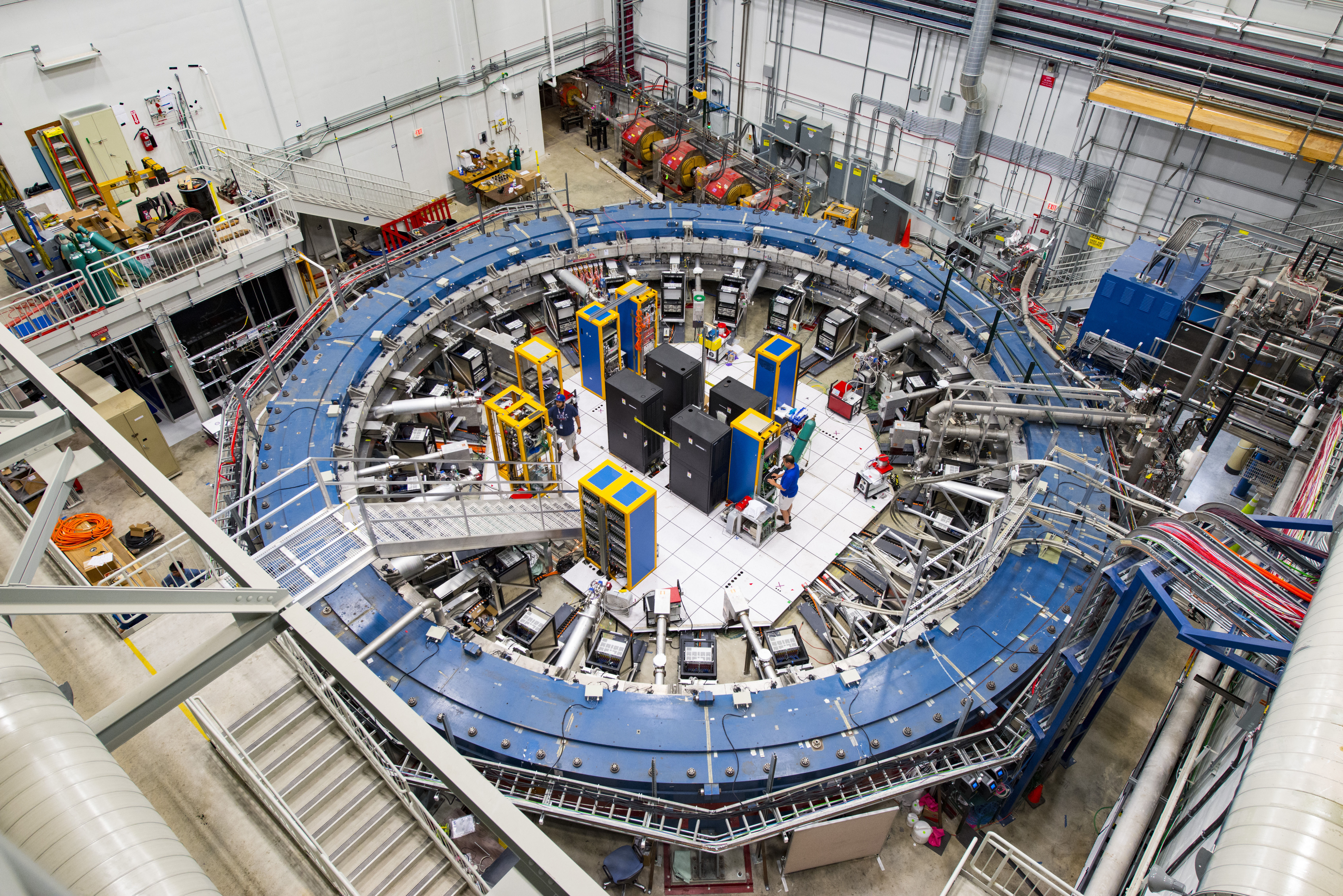 El experimento de Muon g −2 en Fermilab utiliza este imán de anillo de almacenamiento (AP)