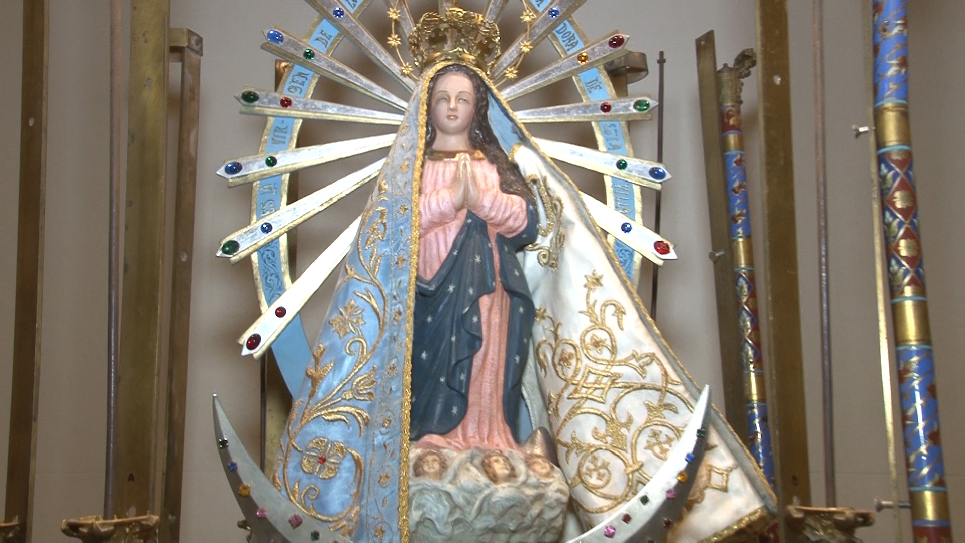 La imagen de la Virgen de Luján con e lmanto corrido