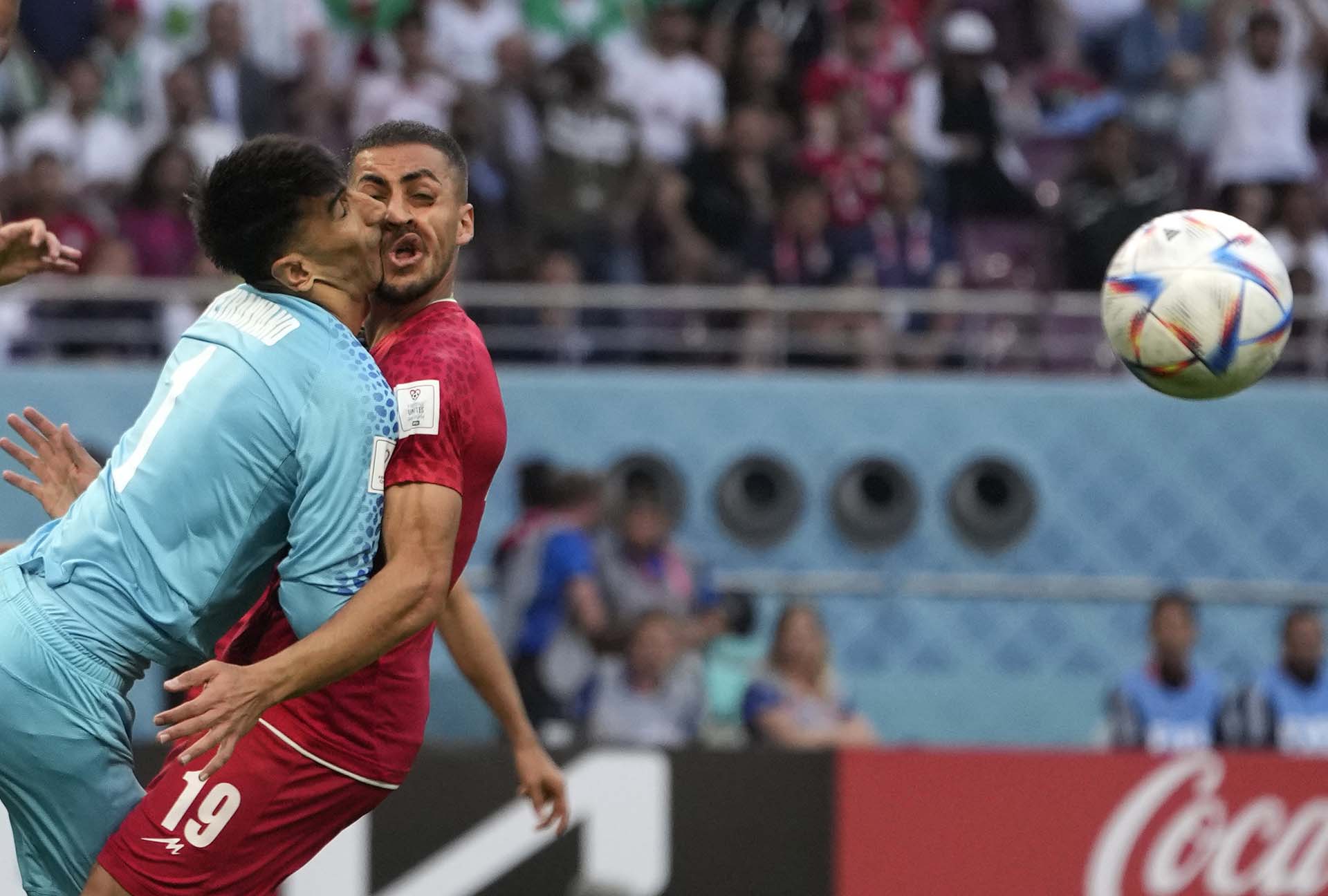 El terrible golpe entre los iraníes, el arquero Alireza Beiranvand y el defensor Majid Hosseini en la derrota ante Inglaterra por 6-2. El guardameta debió salir a los 19 minutos del partido