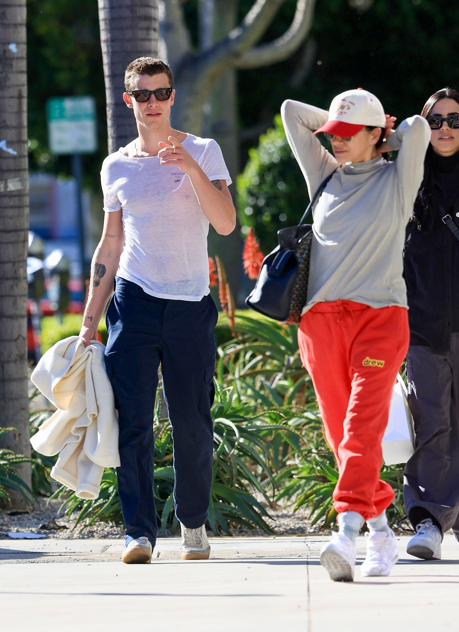 Shawn Mendes y Jocelyne Miranda dieron un paseo por las calles de Los Ángeles luego de haberse mostrado juntos en los Grammy. Ella buscó pasar desapercibida aprovechando el uso de lentes de sol y una gorra