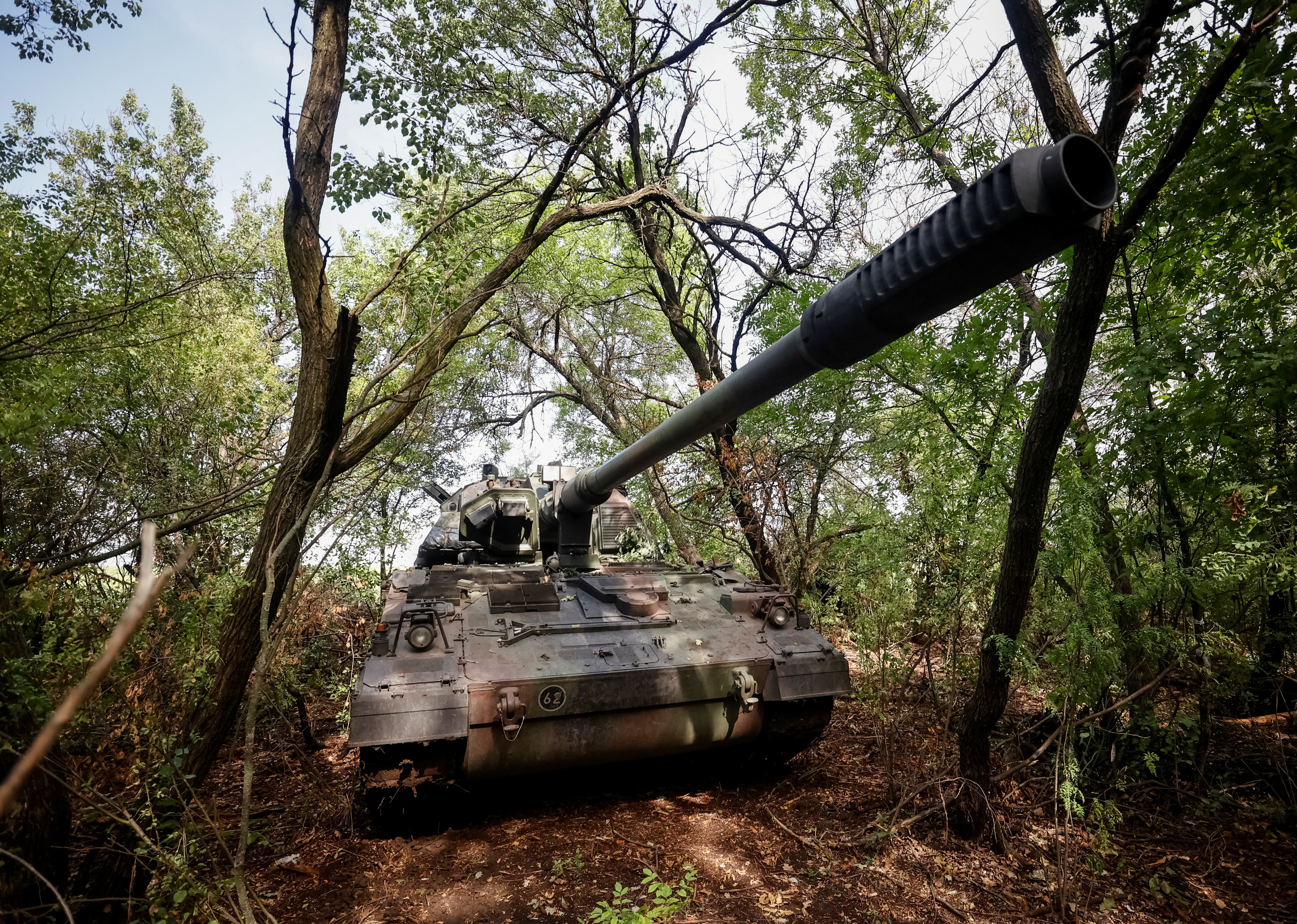 Un tanque en la frontera en la región de Donbás (REUTERS)
