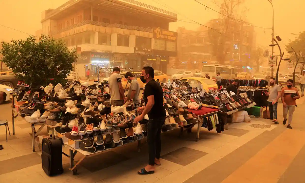 Personas en el centro de Bagdad en medio del polvo causado por la tormenta. Fotos: Getty Images