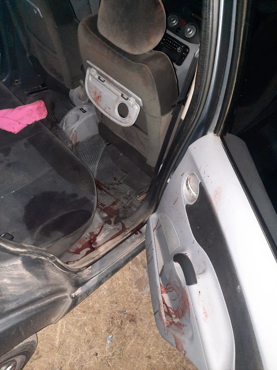 El auto incautado con las manchas de sangre.