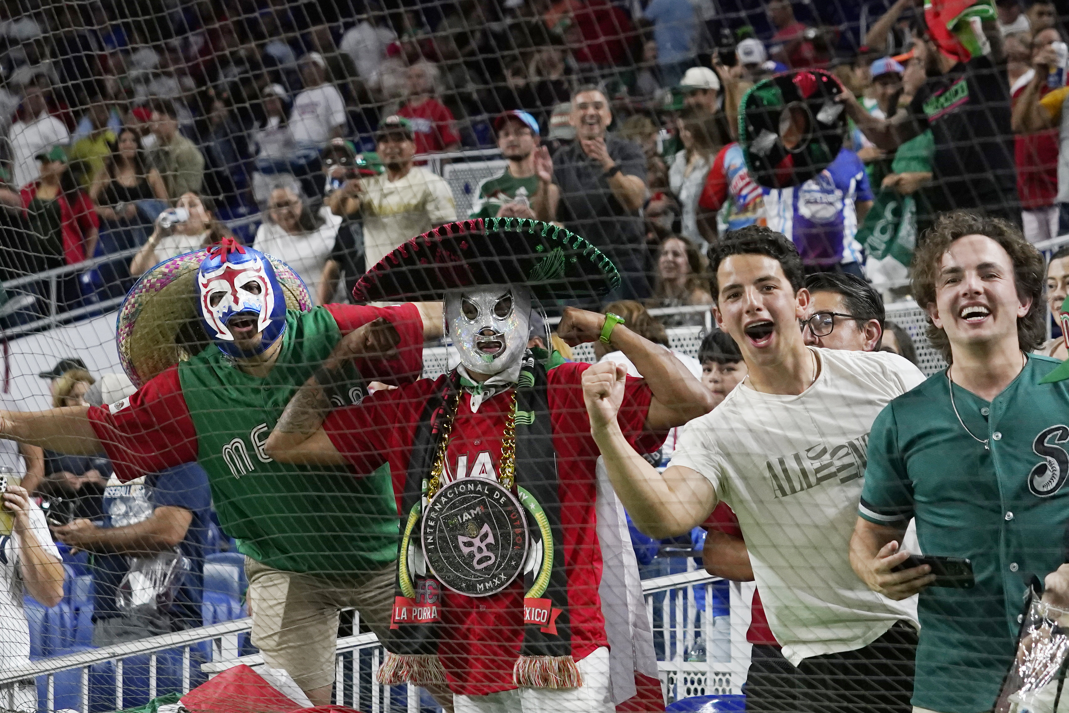 ARCHIVO - Aficionados de México celebran la victoria 5-4 ante Puerto Rico en los cuartos de final del Clásico Mundial de béisbol, el viernes 17 de marzo de 2023, en Miami. (AP Foto/Marta Lavandier)