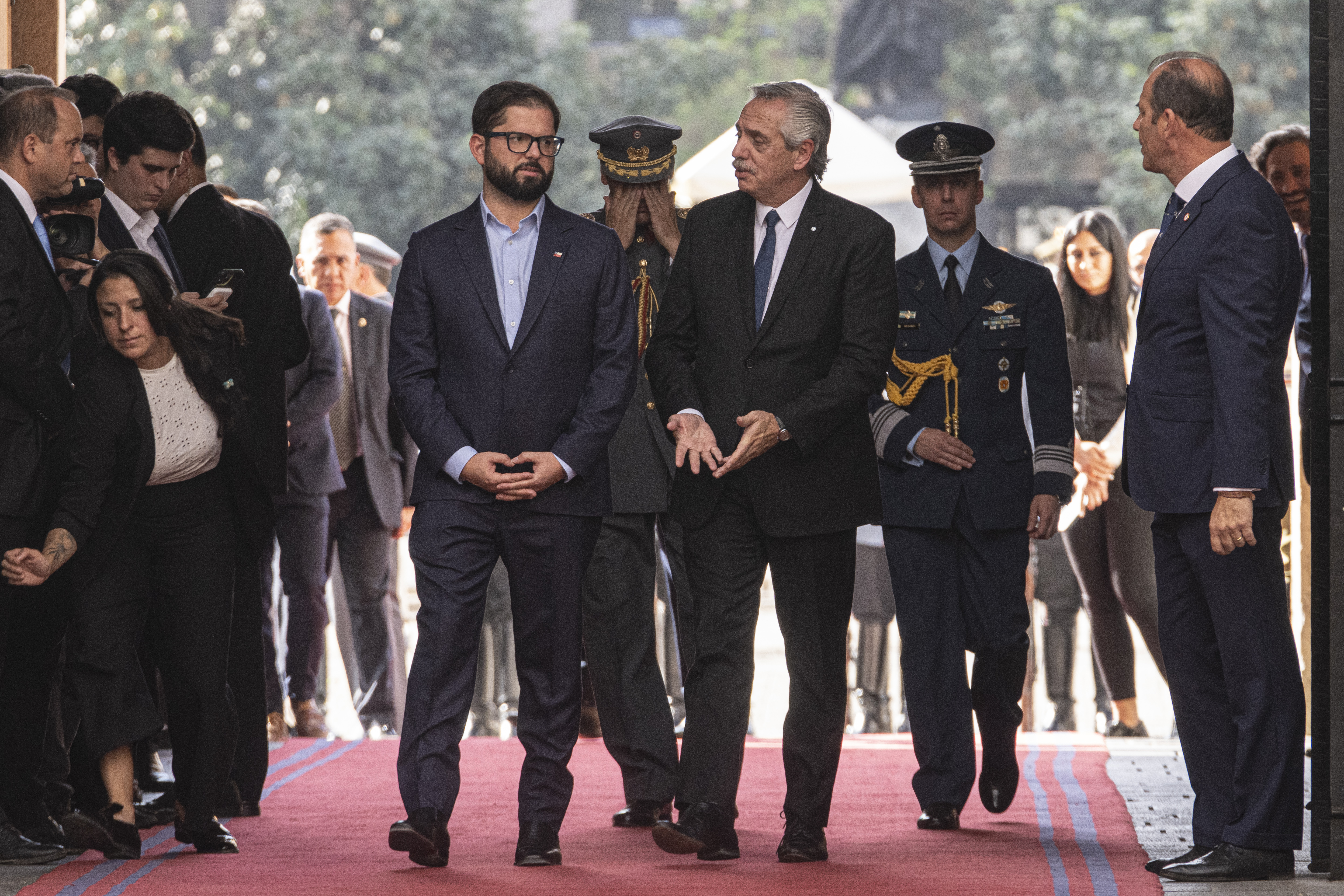 El presidente de Chile, Gabriel Boric, a la izquierda, recibe al presidente de Argentina, Alberto Fernández, en el palacio presidencial de La Moneda, en Santiago, Chile, el miércoles 5 de abril de 2023. (AP Foto/Esteban Félix)