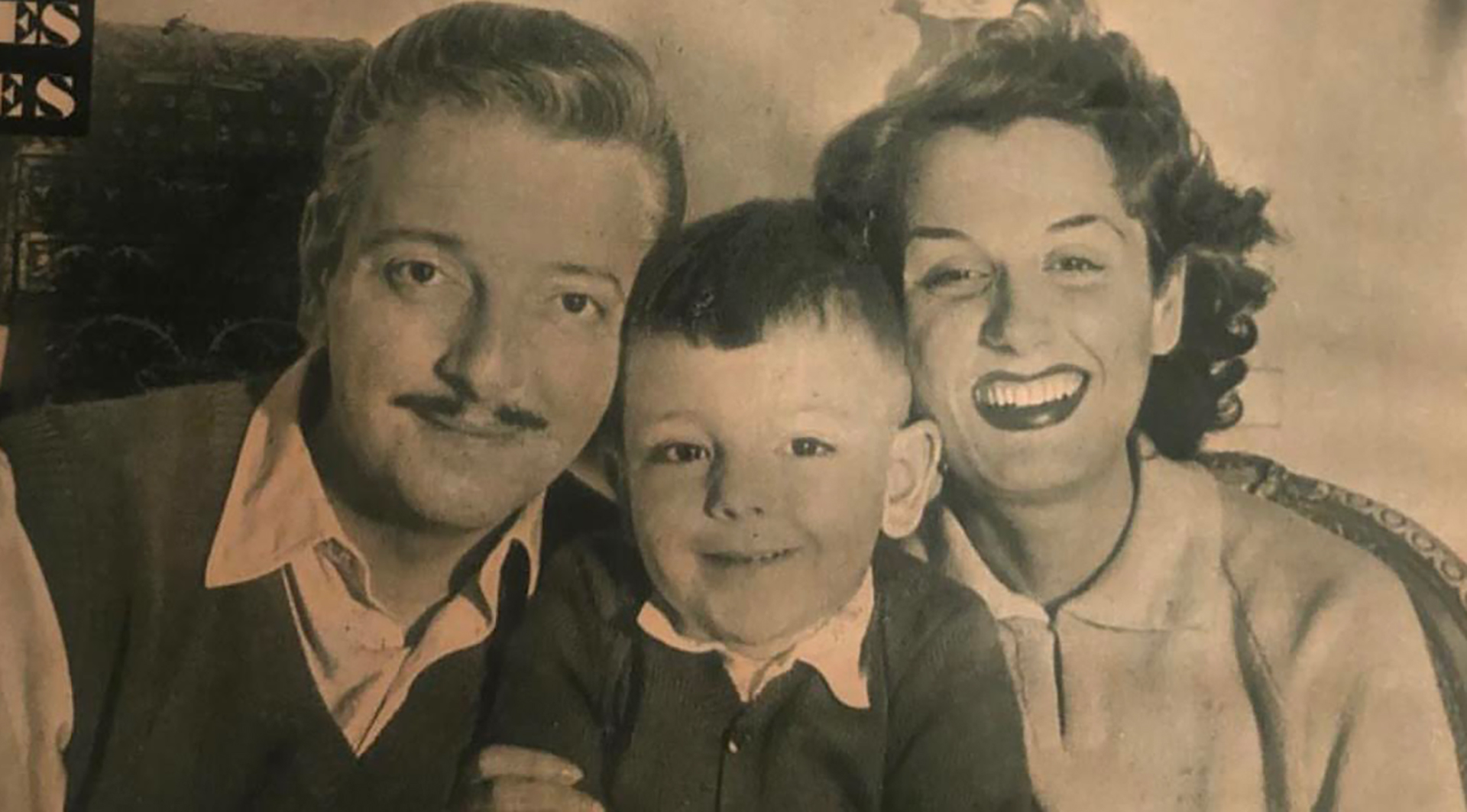 Pepe Cibrián Campoy y sus padres, Ana María Campoy y José Cibrián, en la primera portada de revista que compartieron