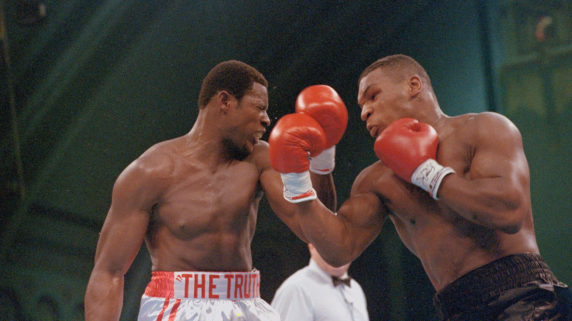  Mike Tyson golpeando con sui derecha a Carl Williams. Aquella noche Tyson consiguió el KO en 1:33 minutos (Getty Images)