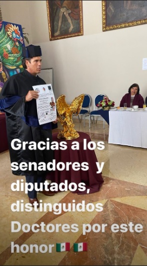 El famoso se mostró con su reconocimiento en mano y publicó una fotografía del documento otorgado por el Colegio Internacional de Profesionistas C&C (Foto: Instagram de Roberto Palazuelos)