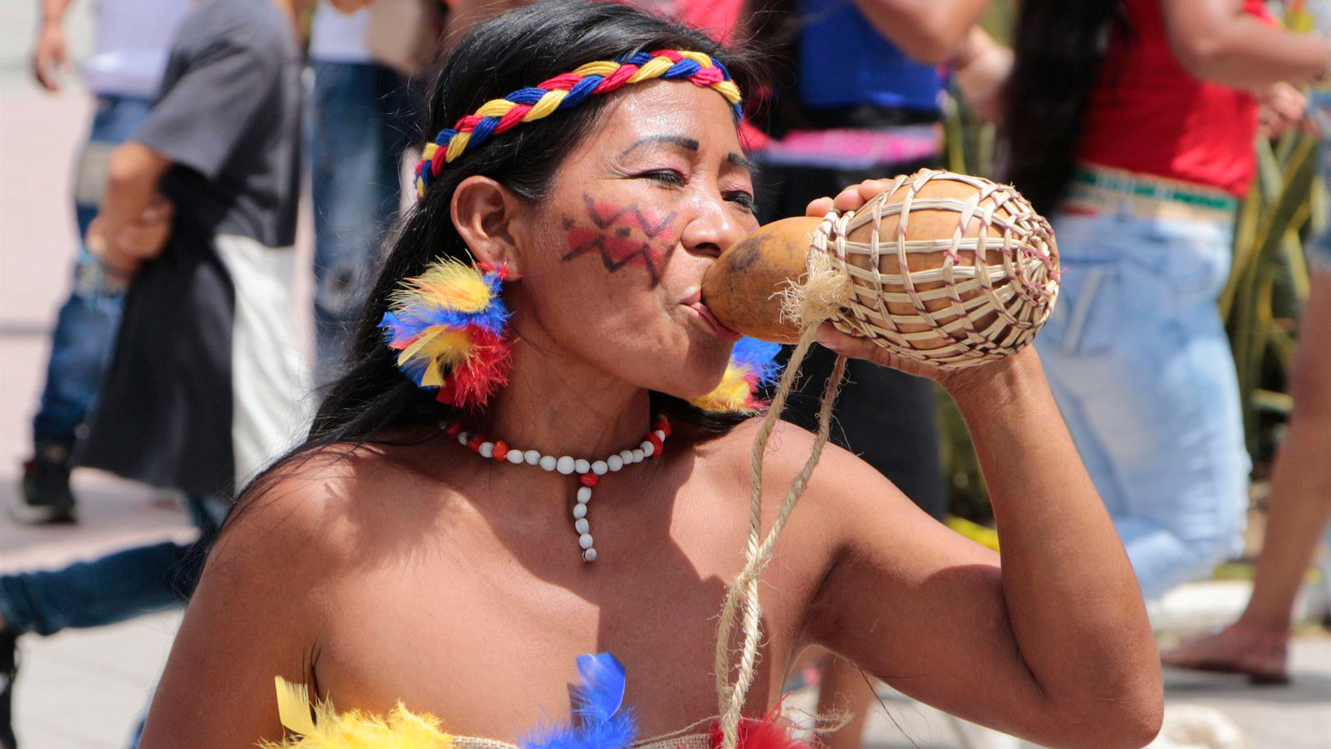 Una indígena en plana celebración (EFE)