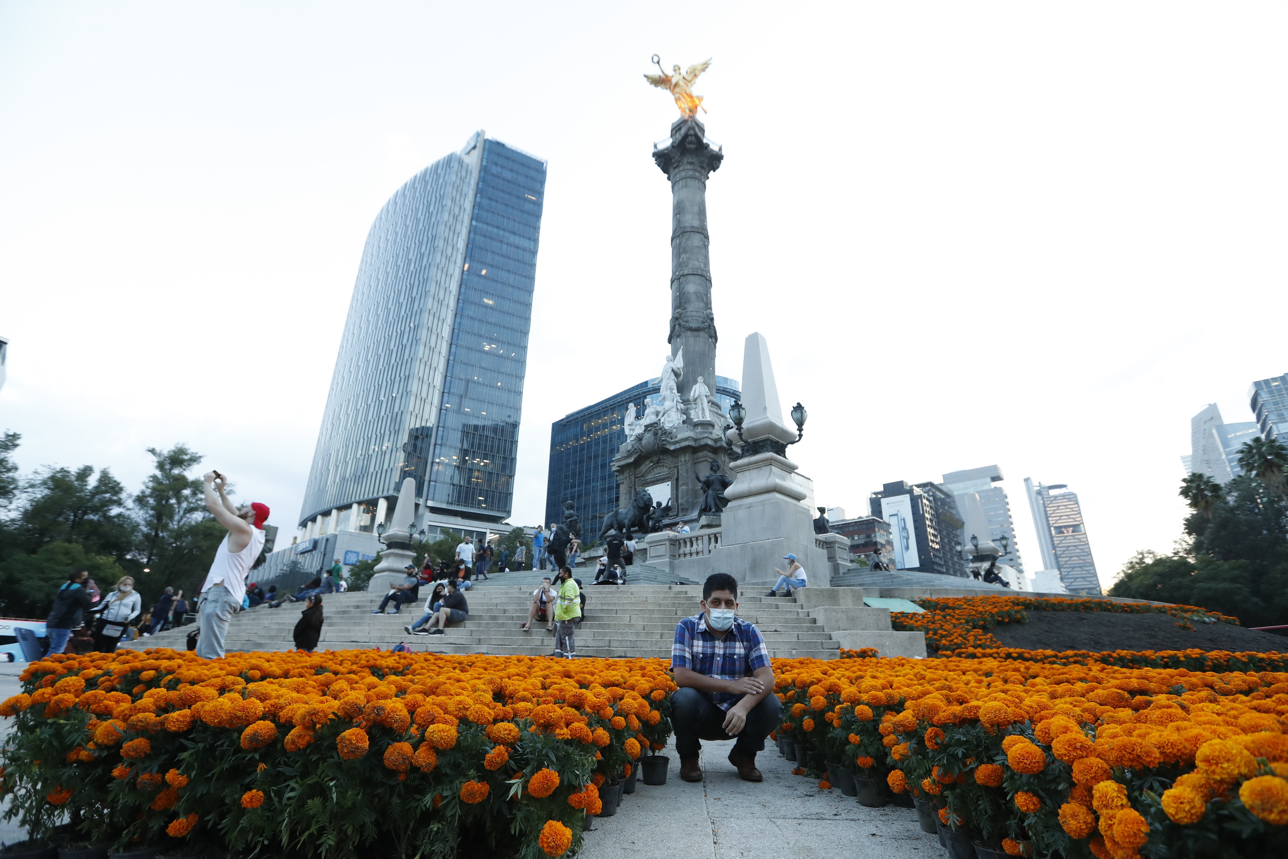 Capital mexicana prepara el Día de Muertos con miles de flores de  cempasúchil - Infobae