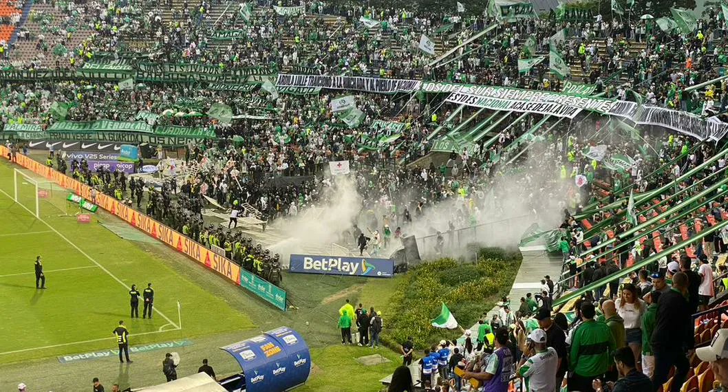 Drástica medida contra la violencia en el fútbol colombiano: volverían las mallas en los estadios