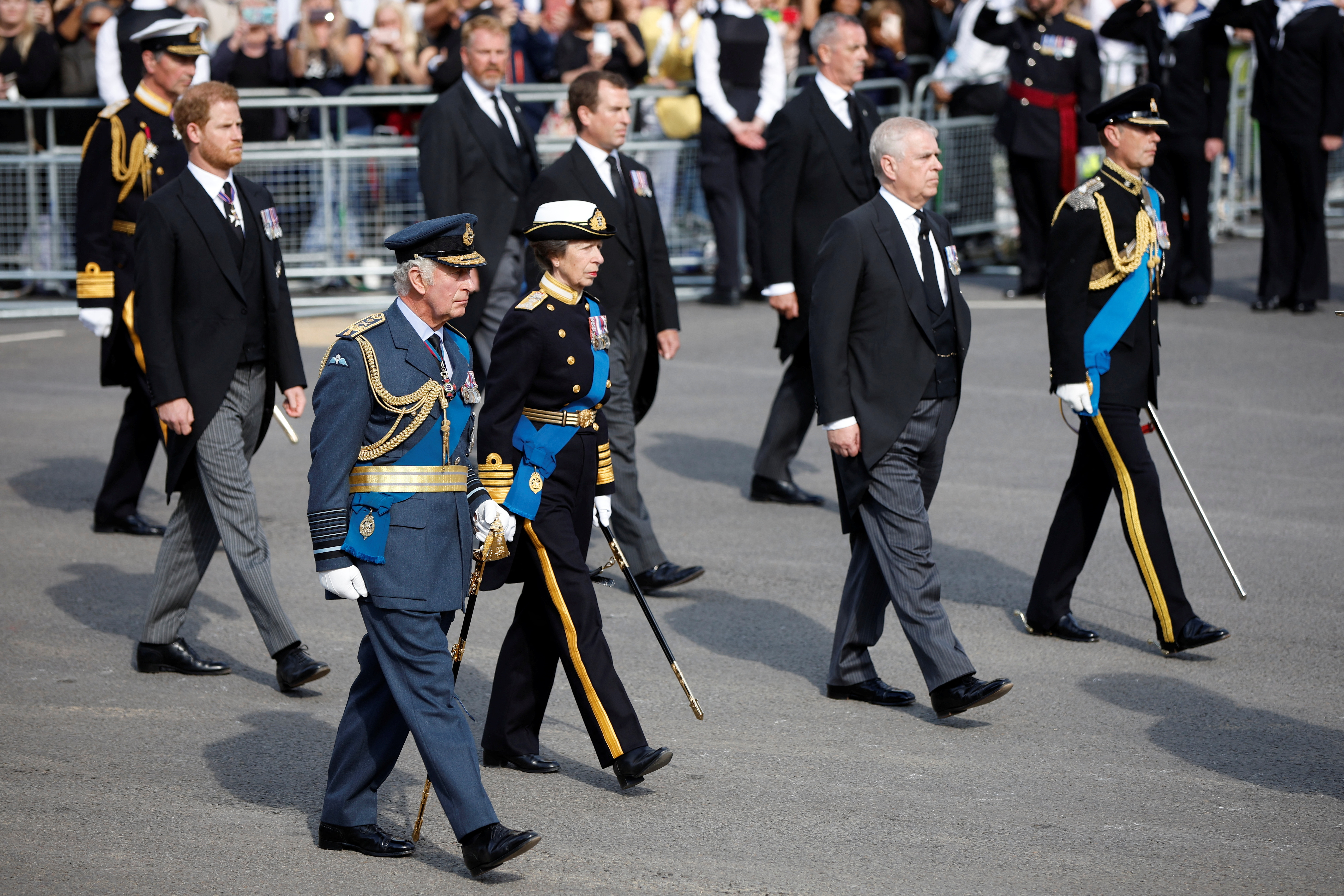 El rey Carlos, Ana, la princesa real, el príncipe Andrés y el príncipe Harry de Gran Bretaña marchan durante una procesión en la que el ataúd de la reina Isabel de Gran Bretaña es transportado desde el Palacio de Buckingham a las Casas del Parlamento