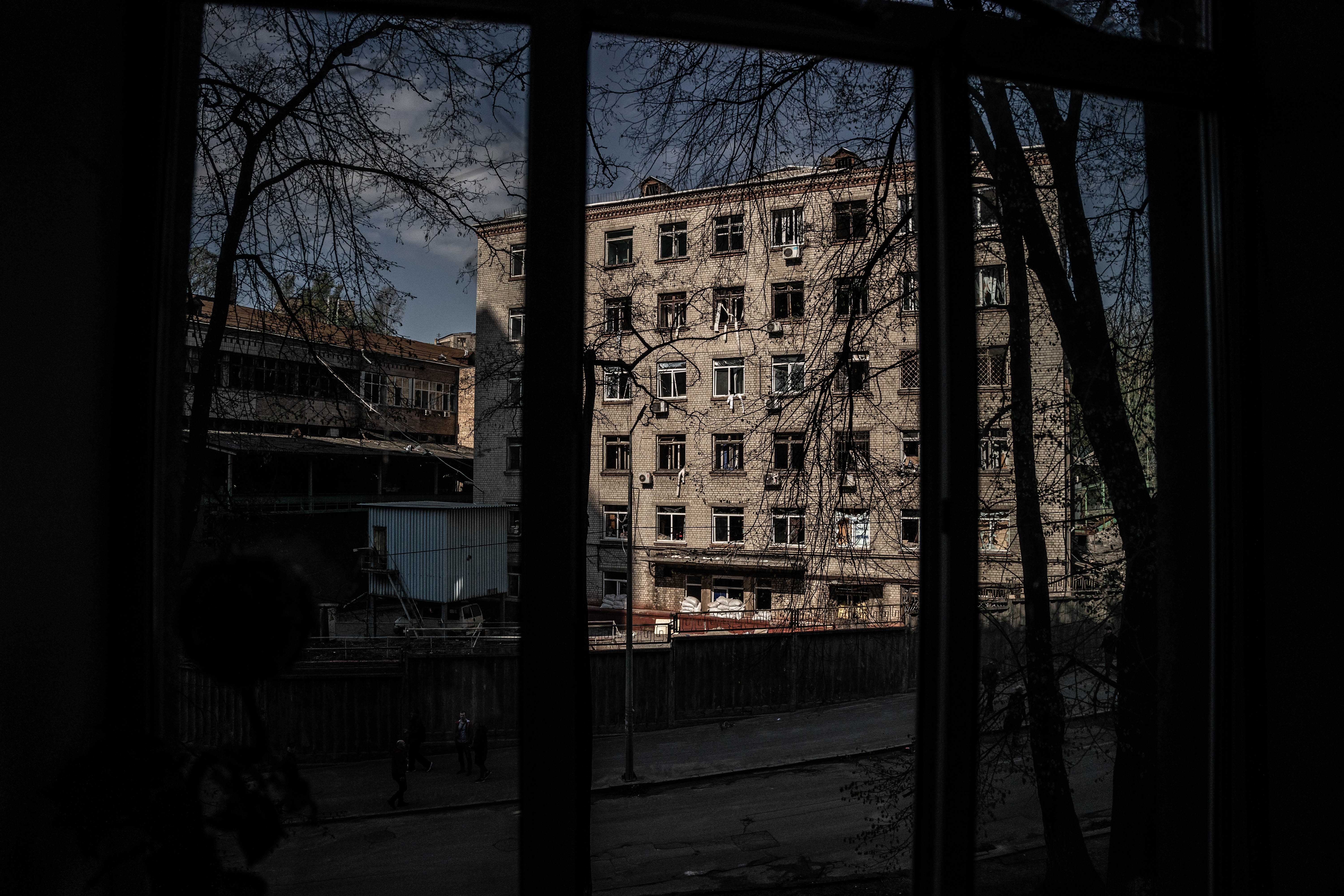 Vista desde el interior del edificio alcanzado frente a la fabrica militar.