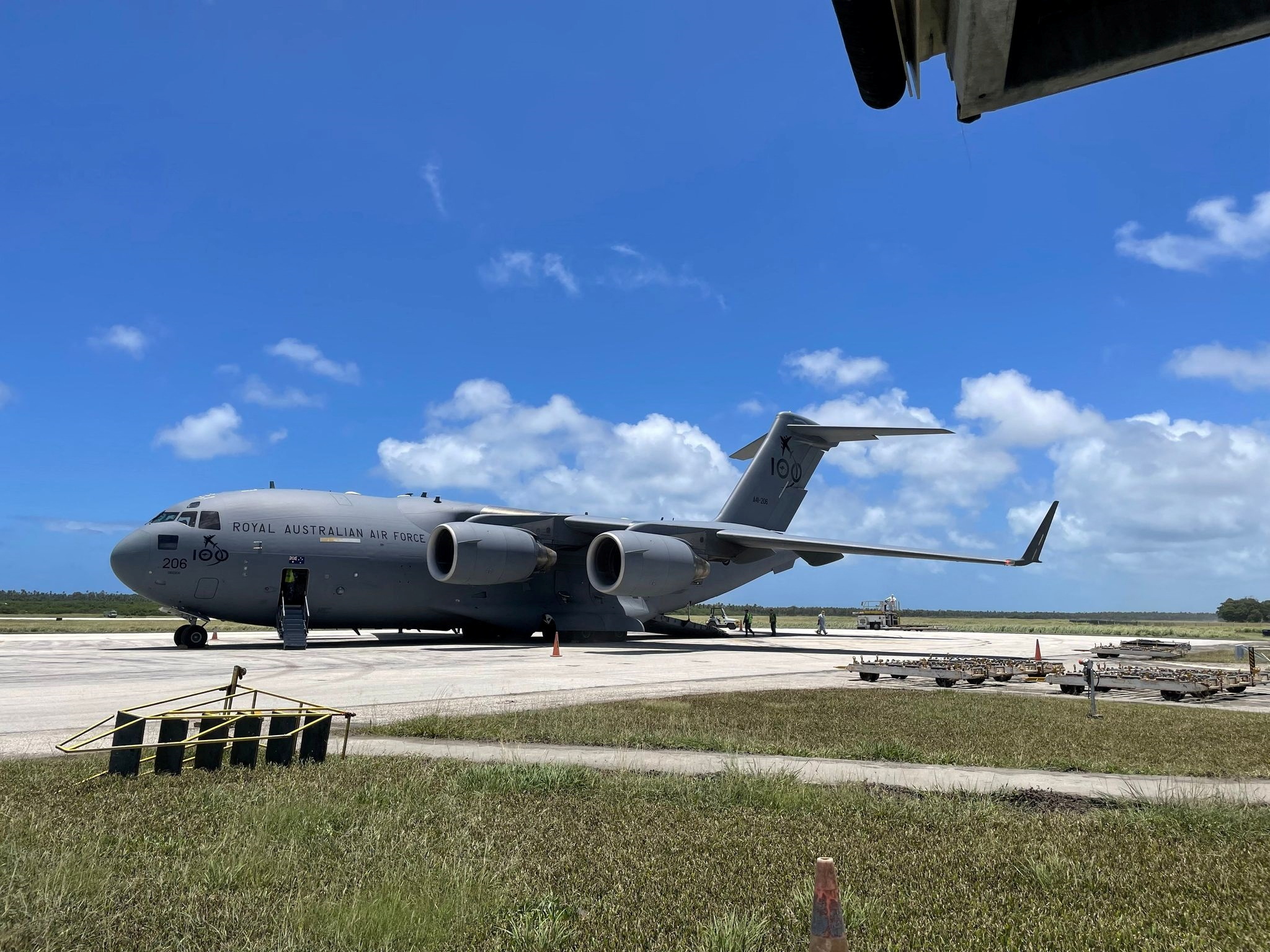 Llegaron a Tonga los primeros vuelos con ayuda humanitaria