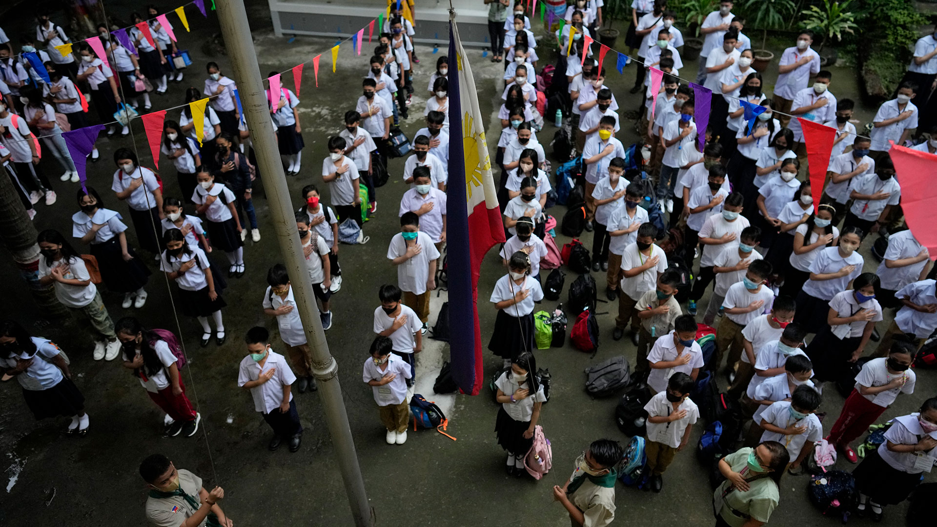 Los niños filipinos vuelven a la escuela luego de dos años perdidos a causa del coronavirus