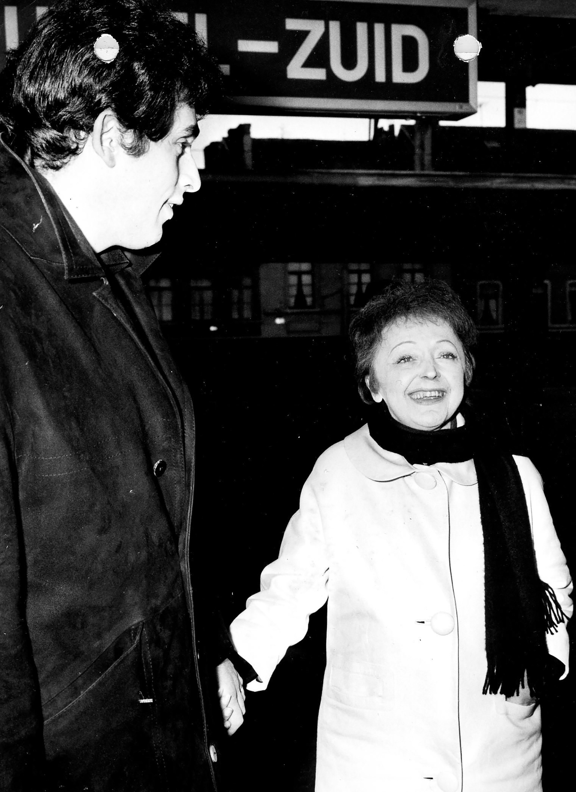 Édith Piaf y Théo Sarapo arriban a Bruselas. (Archivos Belga REUTERS)
