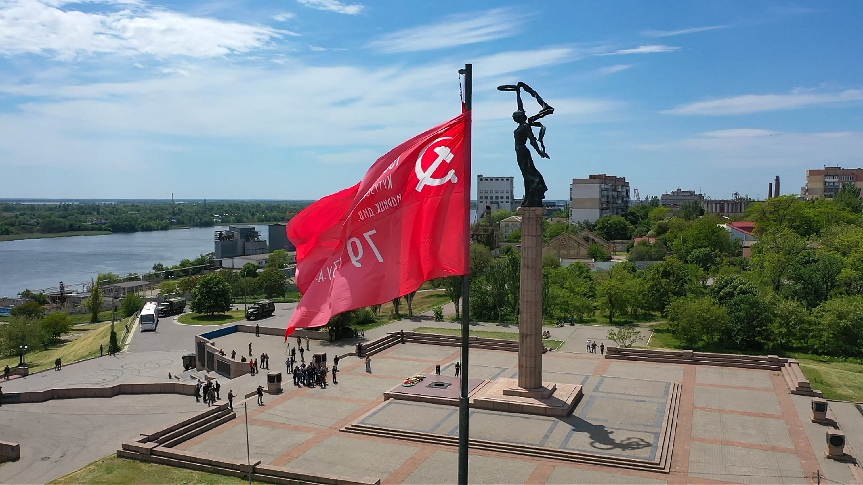 La plaza central de Kherson sobre el río Dnipro, donde hoy ondea una bandera soviética junto a la rusa. (Andrey BORODULIN / AFP) 