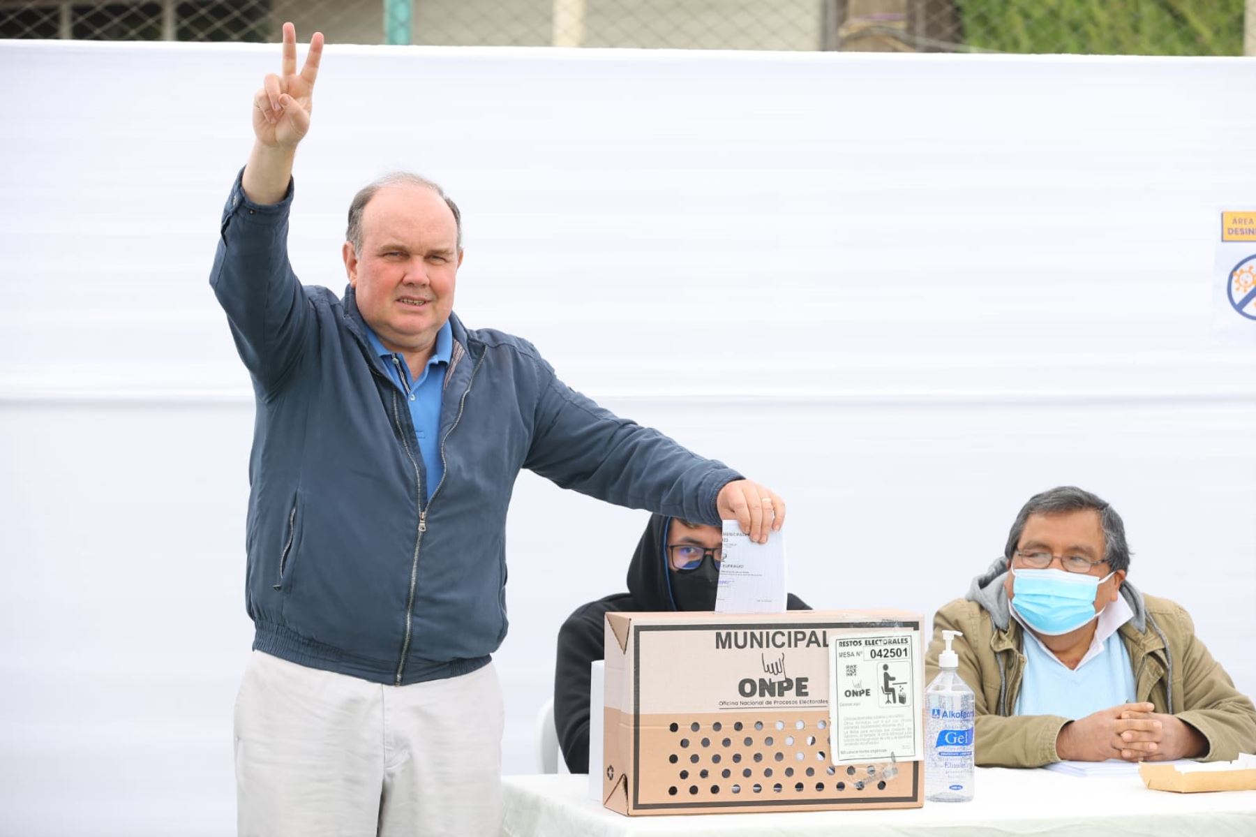 Rafael López Aliaga voted in Miraflores