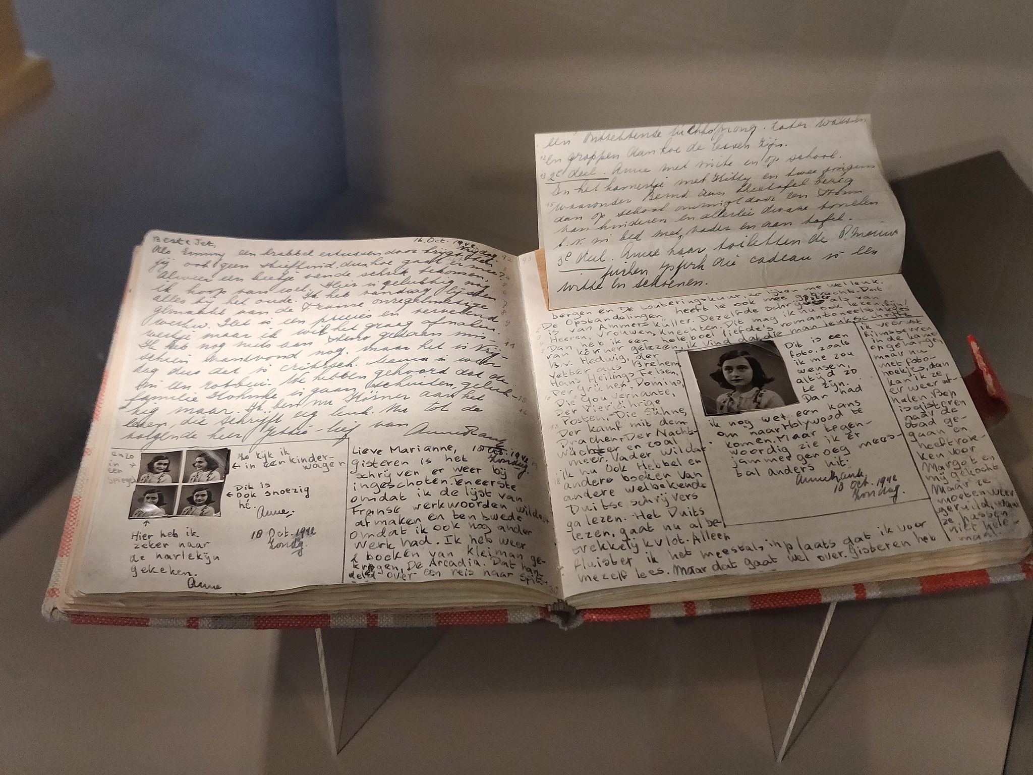 Una copia del diario de Ana Frank, expuesta en el Centro Ana Frank de Berlín (Foto de archivo: Insa Kohler/ DPA)
