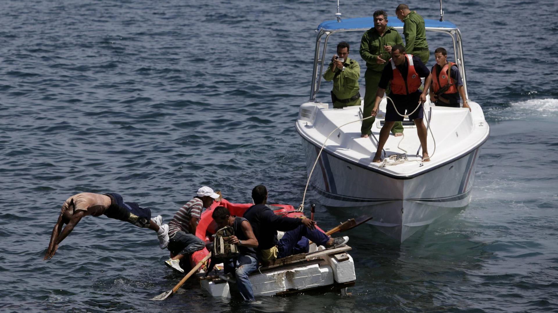 La guardia costera cubana detiene a un grupo de balseros que intentaban llegar a Florida (AP/Archivo)